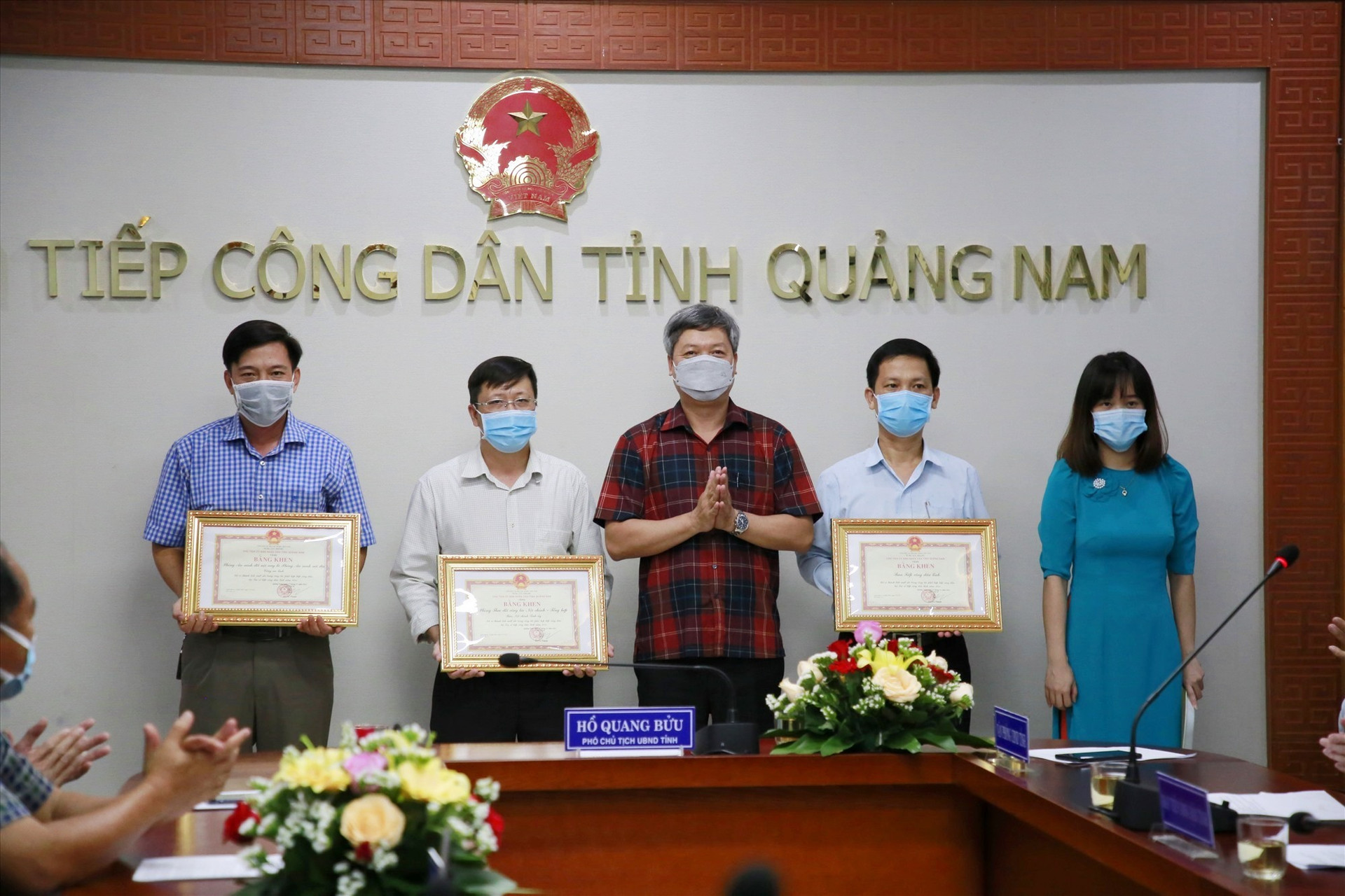 Phó Chủ tịch UBND tỉnh Hồ Quang Bửu trao bằng khen cho các tập thể có nhiều đóng góp cho công tác tiếp công dân.
