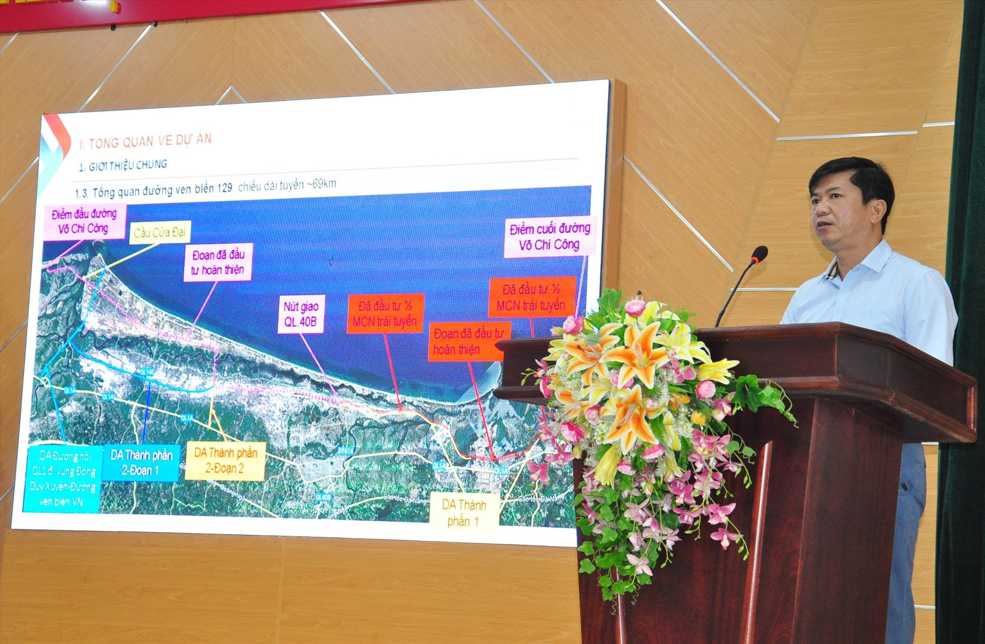 Ông Trần Cảnh Hà - Phó Giám đốc Ban Quản lý các dự án đầu tư xây dựng công trình giao thông tỉnh trả lời ý kiến người dân. Ảnh: VINH ANH