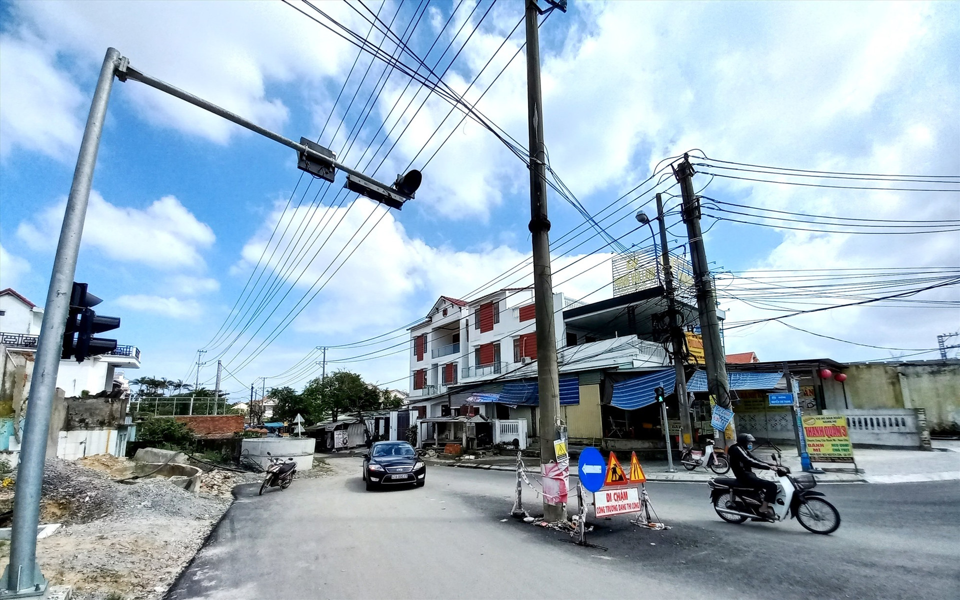 Một trụ điện án ngữ nơi giao nhau giữa đường Nguyễn Tất Thành - Nguyễn Chí Thanh (TP.Hội An) chưa được di dời. Ảnh: K.K
