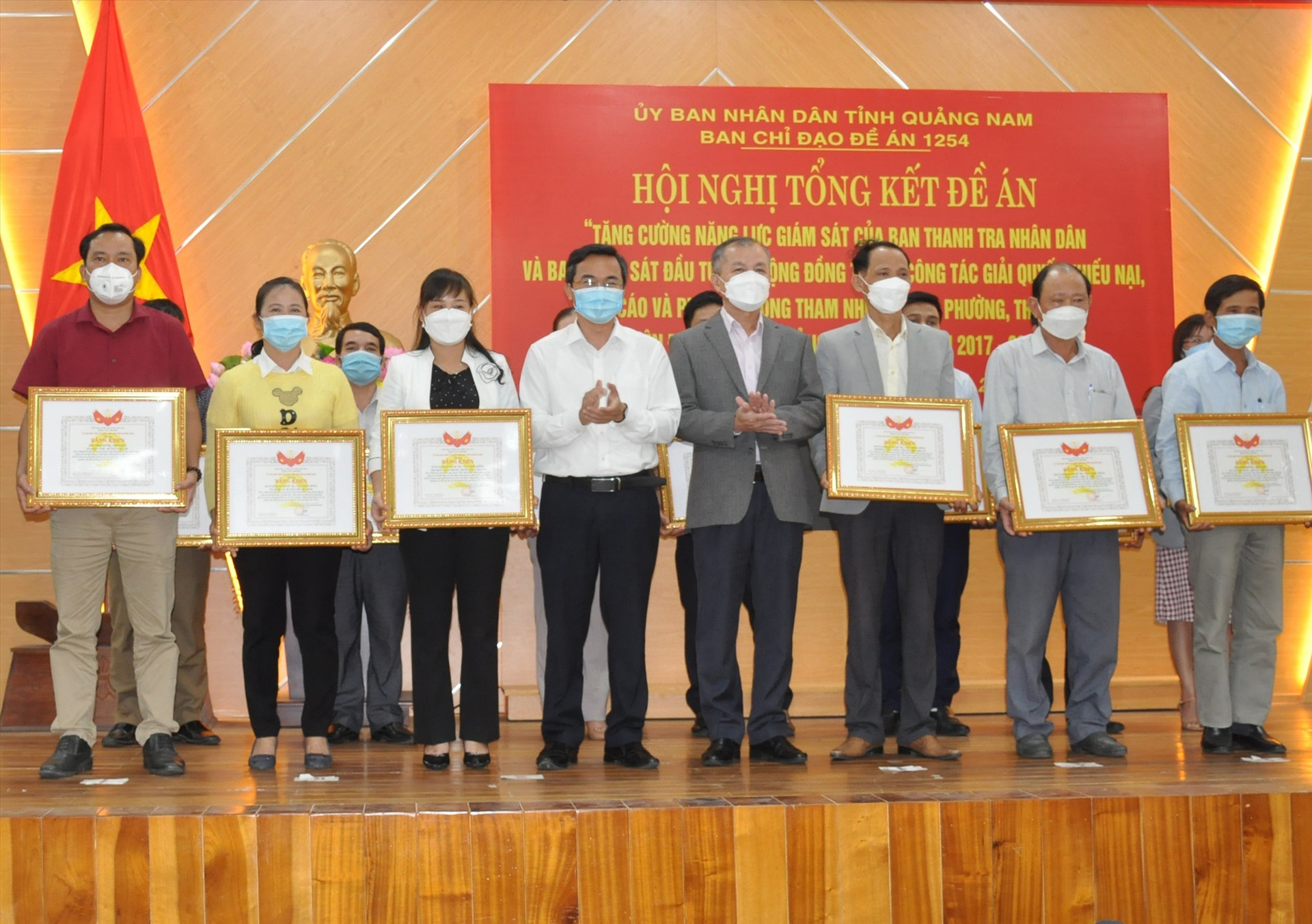 Ban Chỉ đạo Đề án 1254 của UBND tỉnh tặng Bằng khen của Chủ tịch Ủy ban MTTQ Việt Nam tỉnh cho các tập thể có thành tích xuất sắc trong công tác giám sát ở cộng đồng giai đoạn 2017 - 2021. Ảnh: N.Đ