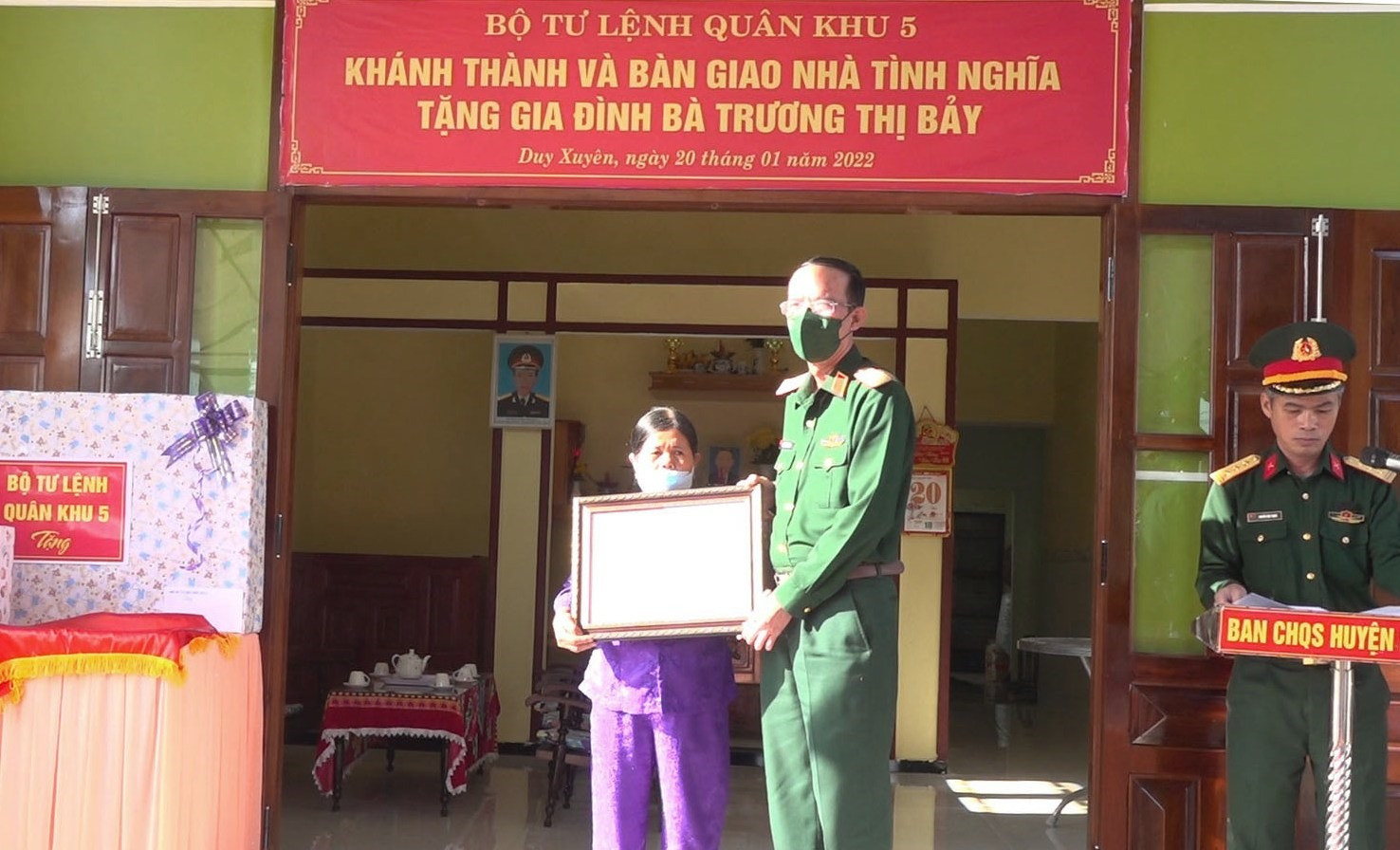 Thiếu tướng Nguyễn Đình Tiến trao quyết định bàn giao nhà tình nghĩa cho bà Trương Thị Bảy.