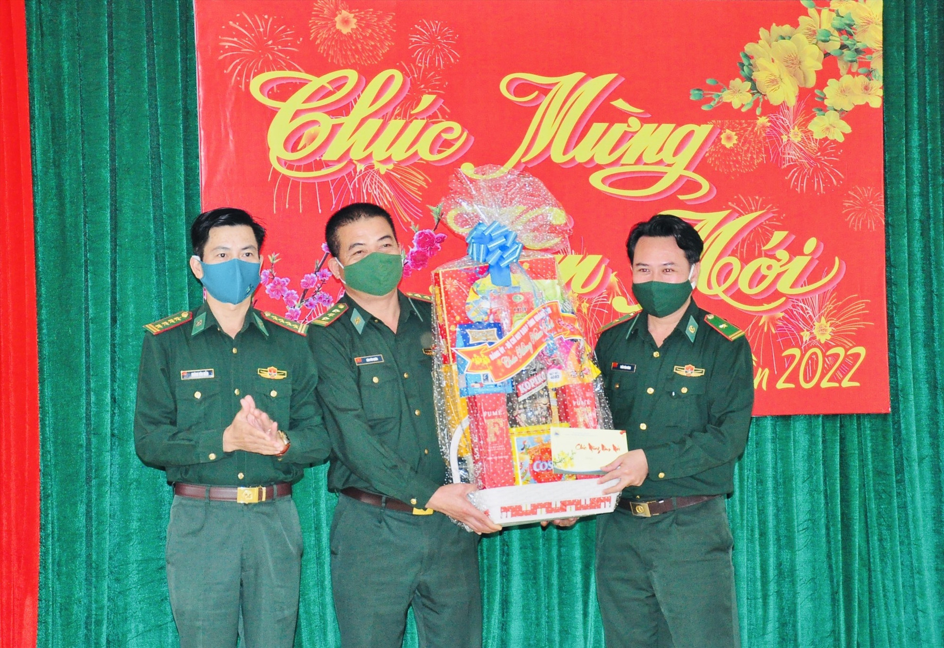 Đại tá Hoàng Văn Mẫn - Chính ủy Bộ Chỉ huy BĐBP tỉnh tặng quà cho Đồn Biên phòng Tam Thanh. Ảnh: VINH ANH