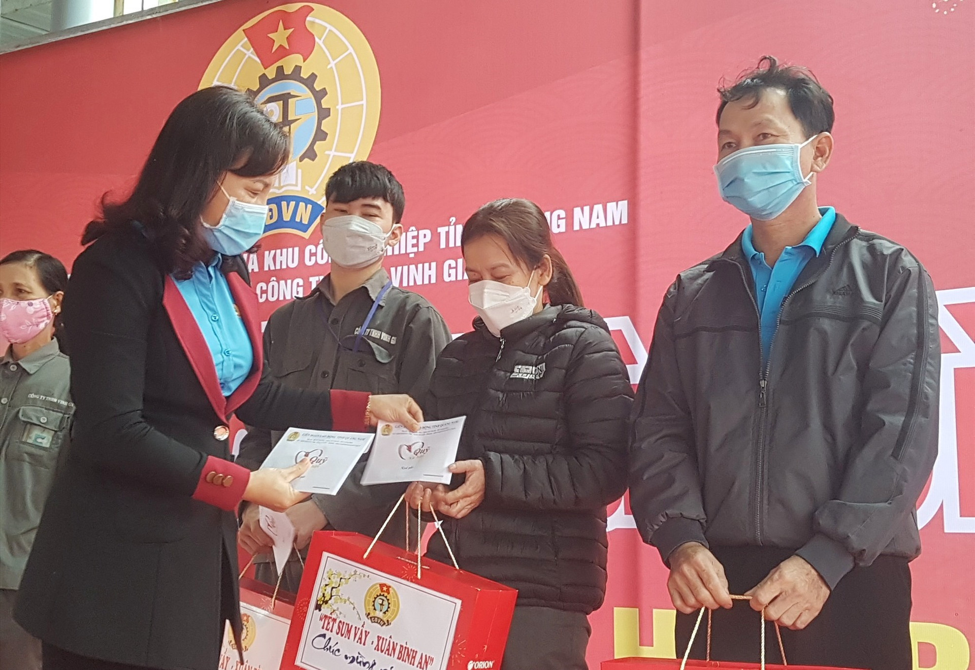 Bà Nguyễn Thị Ngọc Ánh trao quà Tết cho người lao động khó khăn của Công ty Vinh Gia. Ảnh: D.L