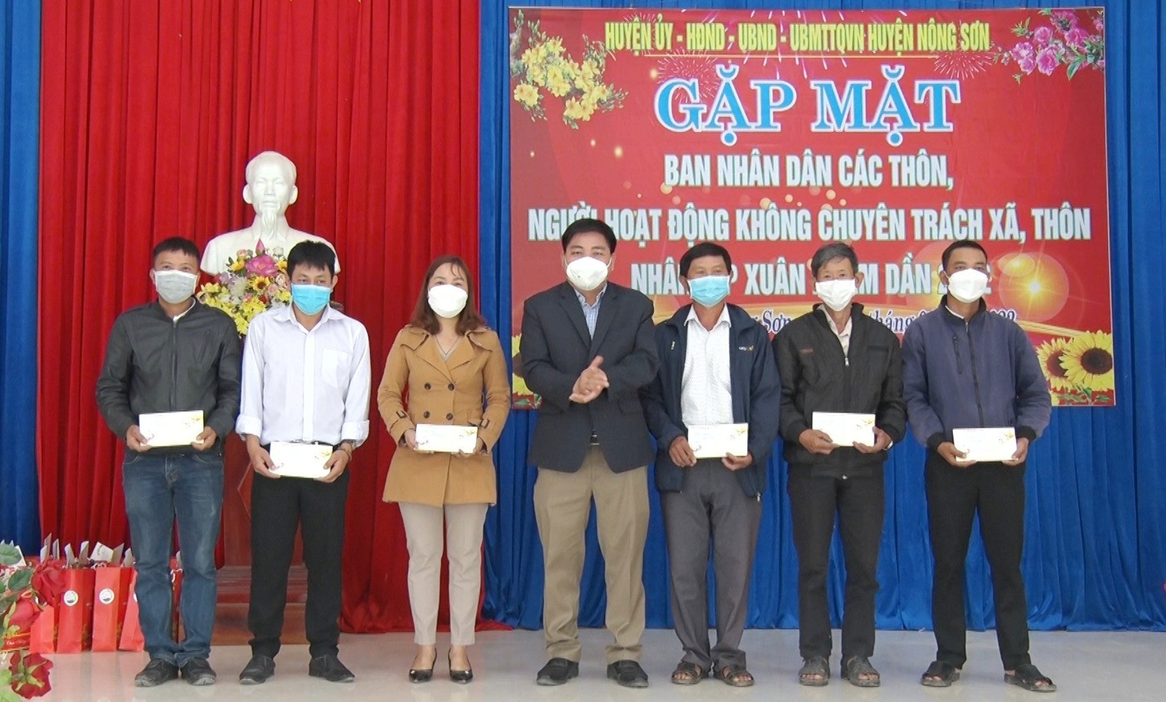 Chủ tịch UBND huyện Nông Sơn - Nguyễn Văn Hòa tặng quà tết cho ban nhân dân các thôn tại xã Ninh Phước. Ảnh: TÂM LÊ