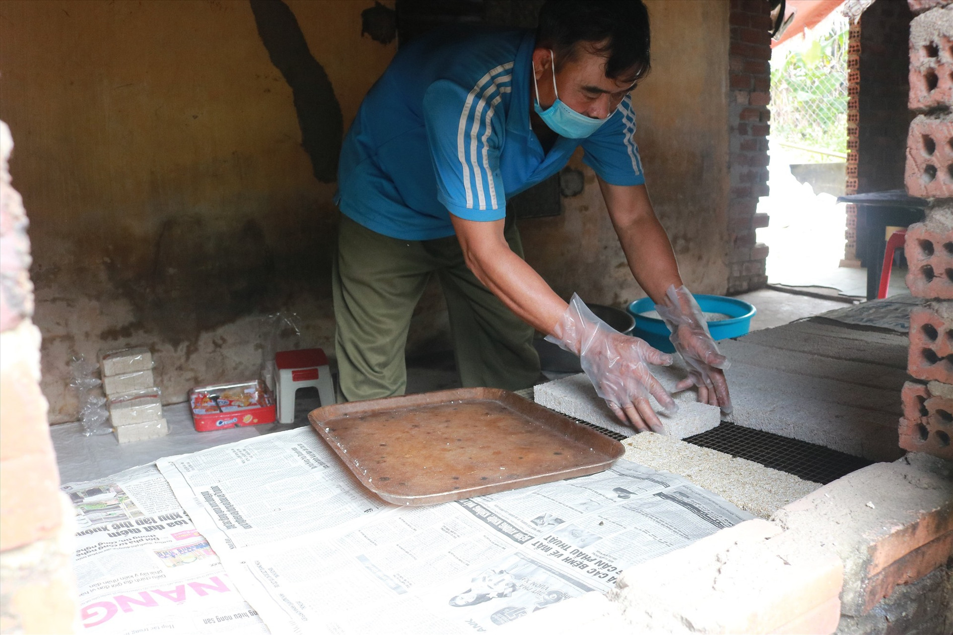 Gia đình ông Đỗ Văn Tuấn bám nghề sản xuất bánh nổ truyền thống.