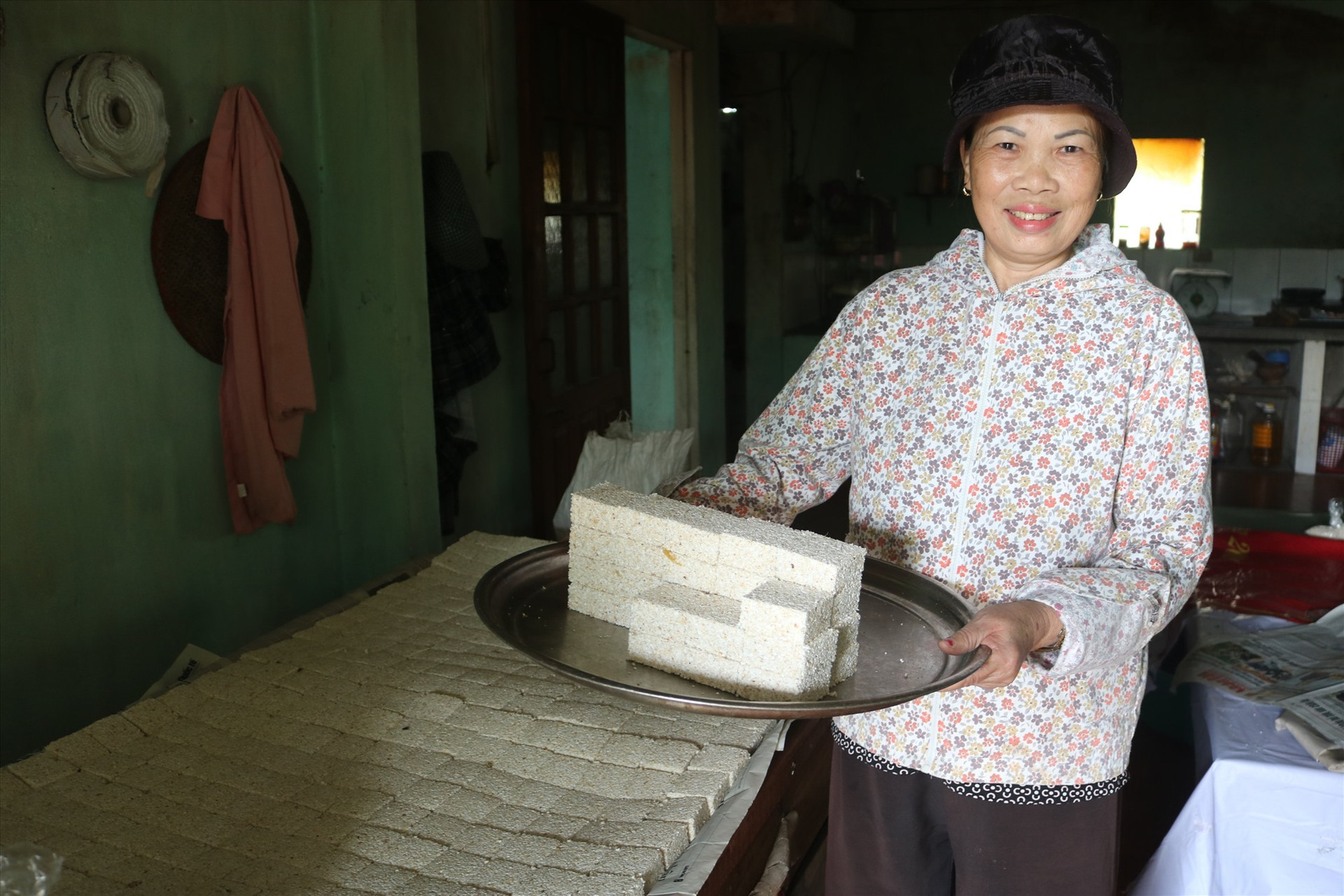 Người dân làng Tân Thọ còn duy trì nghề sản xuất bánh in phục vụ dịp Tết nguyên đán.