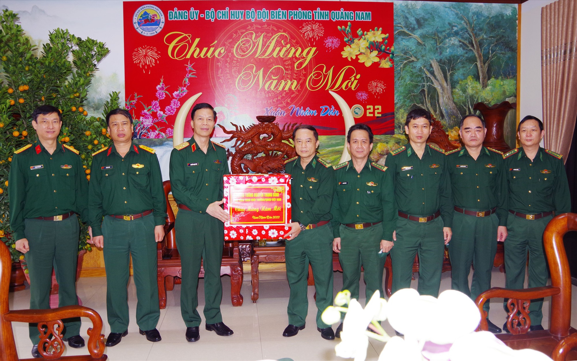 Trung tướng Nguyễn Trọng Bình tặng quà chúc tết Bộ Chỉ huy BĐBP tỉnh. Ảnh: HỒNG ANH