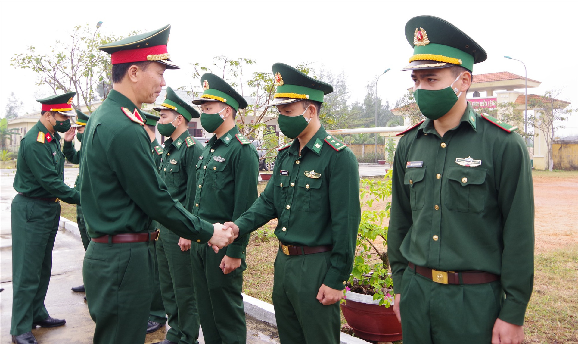 Trung tướng Nguyễn Trọng Bình tặng quà chúc tết Đồn Biên phòng Bình Minh. Ảnh: HỒNG ANH
