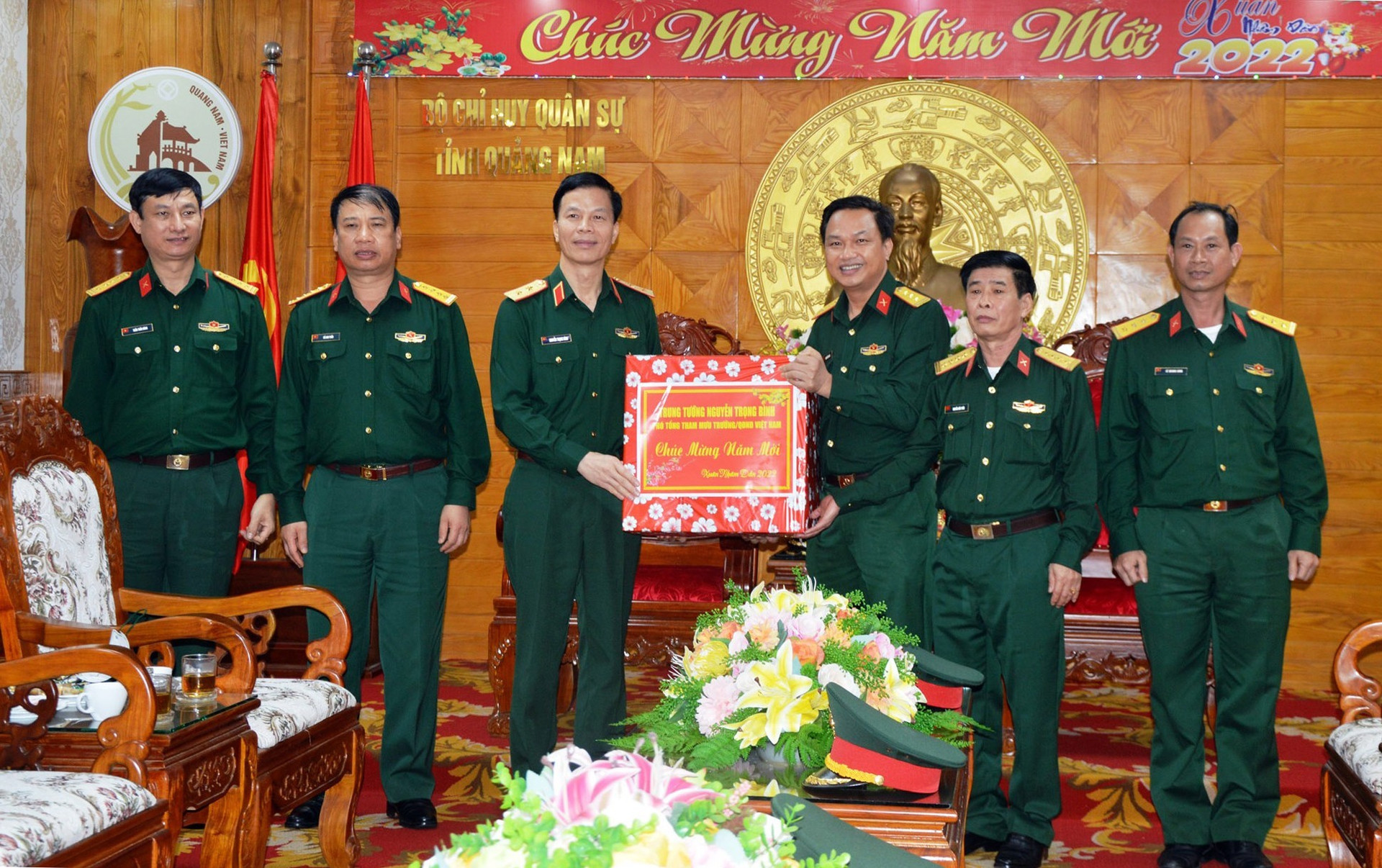 Trung tướng Nguyễn Trọng Bình tặng quà tết tại Bộ CHQS tỉnh