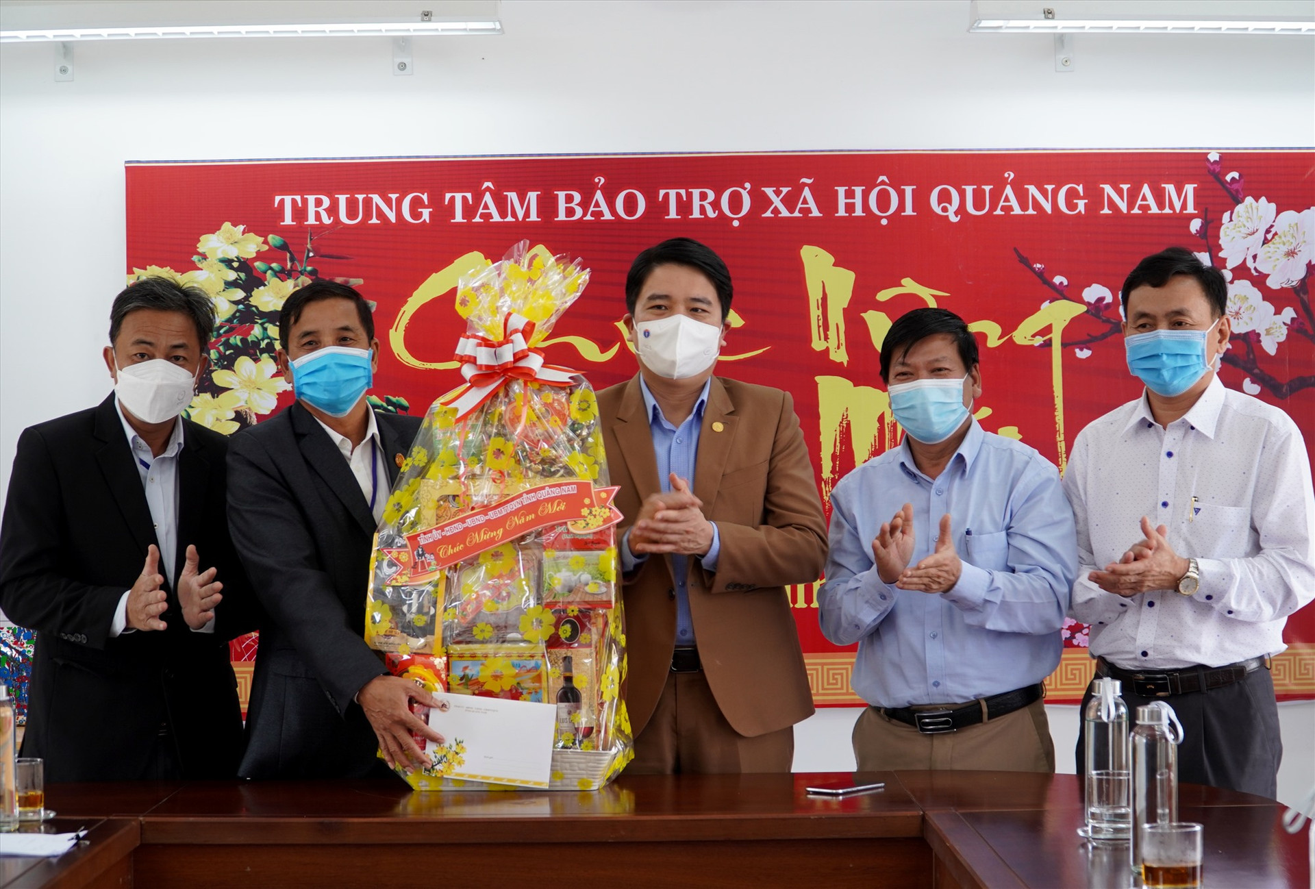 Phó Chủ tịch Trần Văn Tân trao quà tết tại Trung tâm Bảo trợ xã hội Quảng Nam. Ảnh: HỒ QUÂN