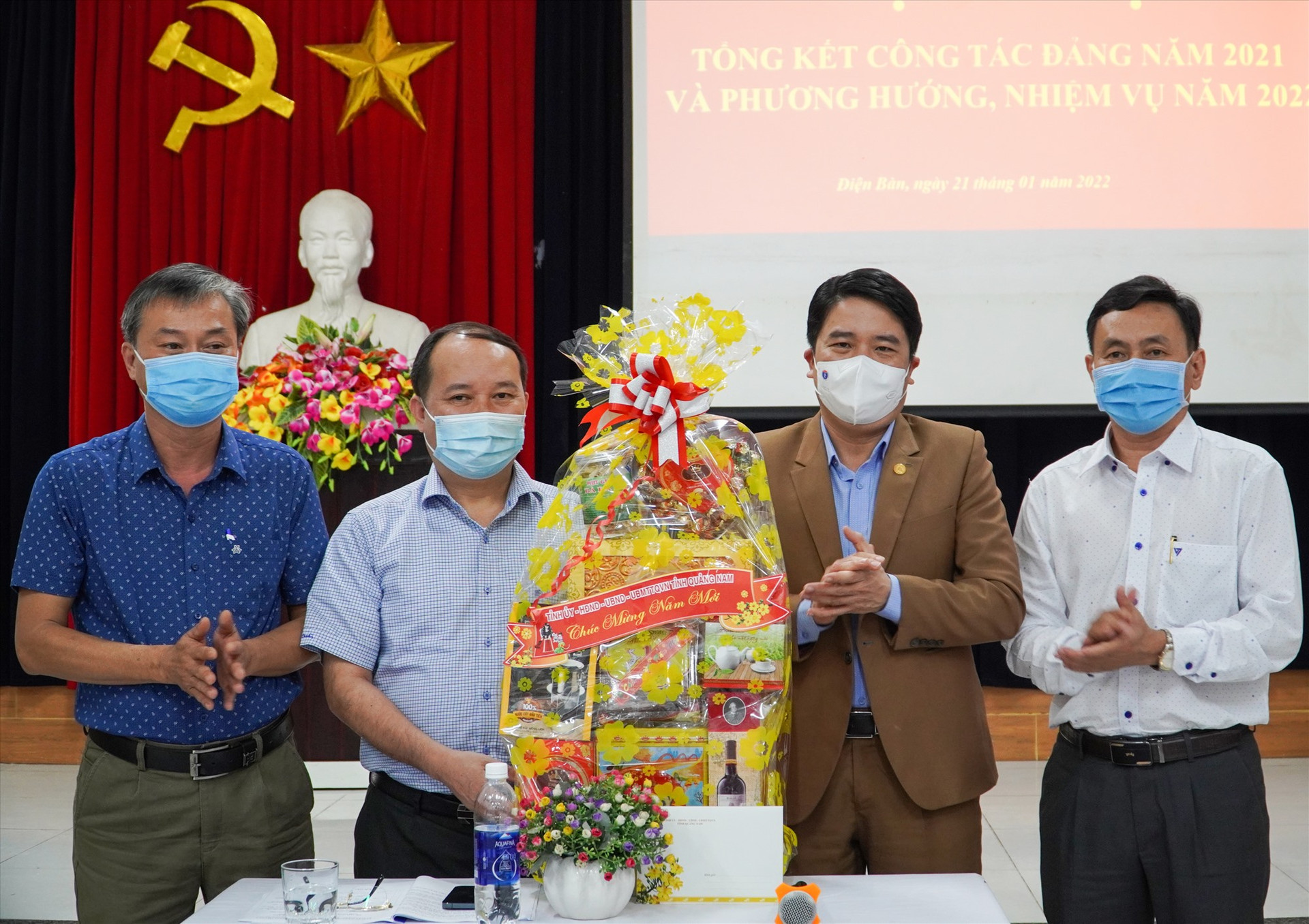 Phó Chủ tịch UBND tỉnh Trần Văn Tân chúc Tết tặng quà tết đội ngũ y bác sĩ tại Bệnh viện Đa khoa khu vực Quảng Nam. Ảnh: HỒ QUÂN