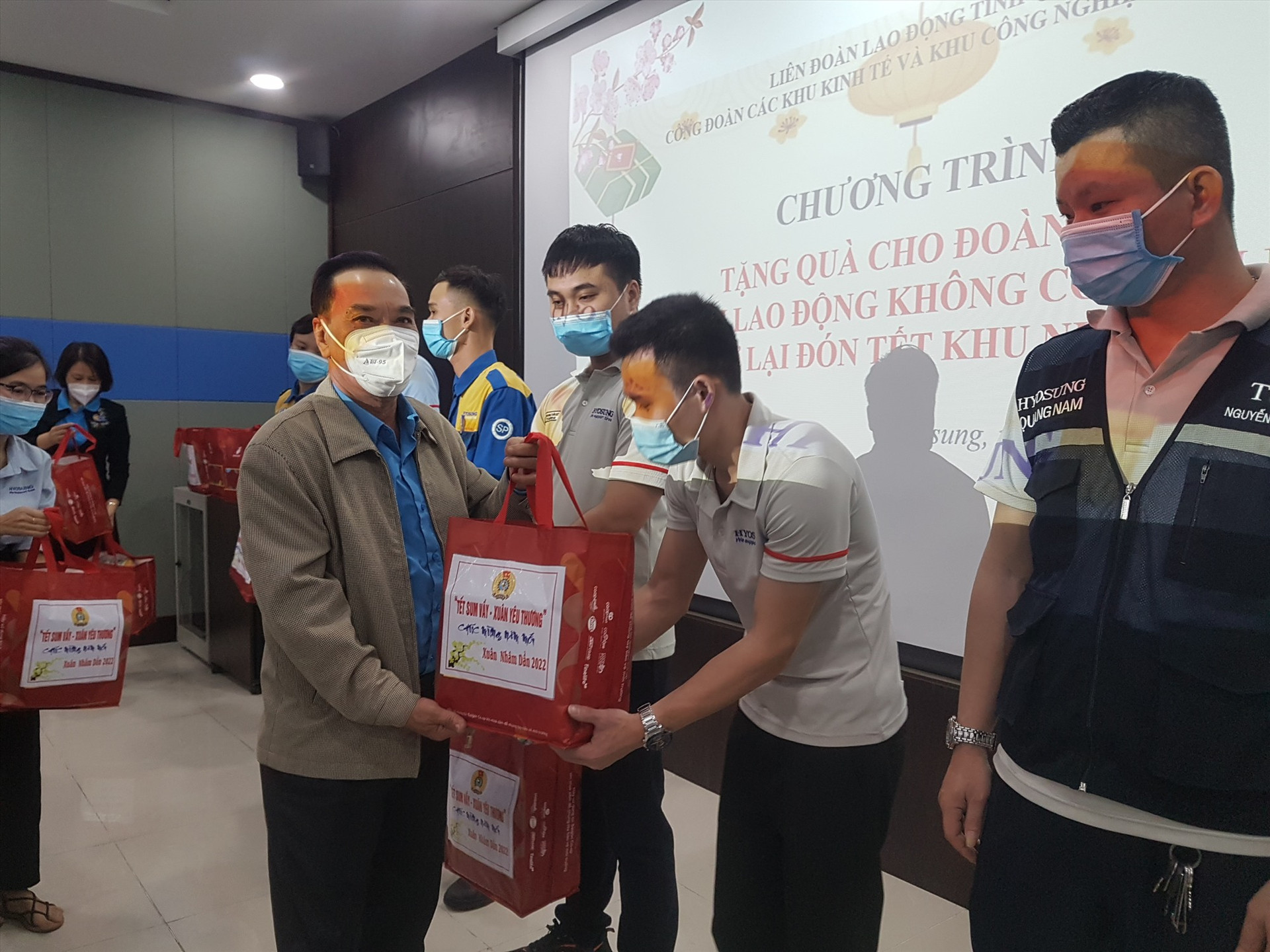 Công đoàn các Khu kinh tế và Khu công nghiệp tỉnh trao quà hỗ trợ lao động ở lại Quảng Nam đón tết. Ảnh: D.L