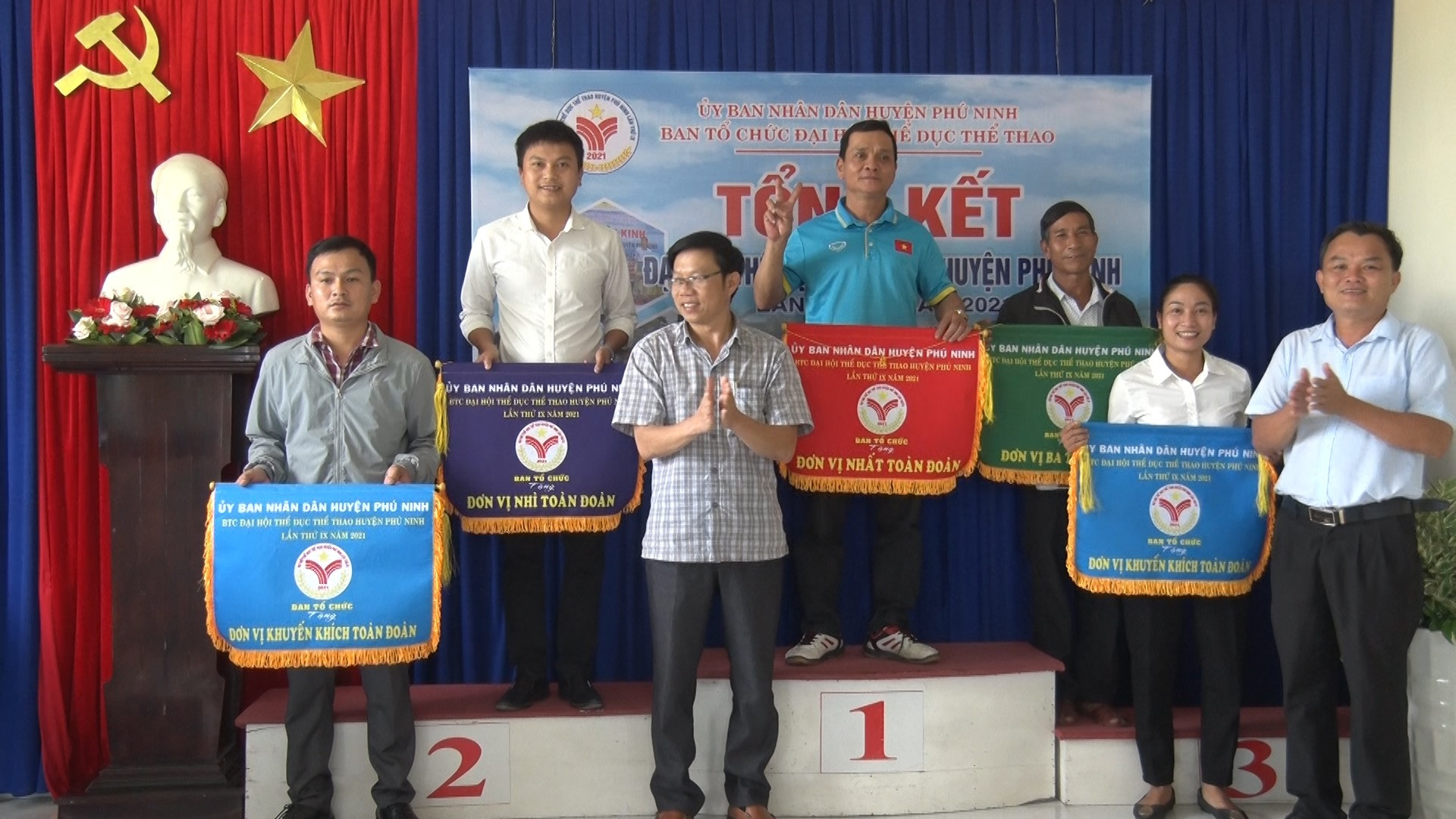 Trao thưởng cho các đơn vị đạt giải trong Đại hội Thể dục - thể thao huyện Phú Ninh. Ảnh: Đ.C