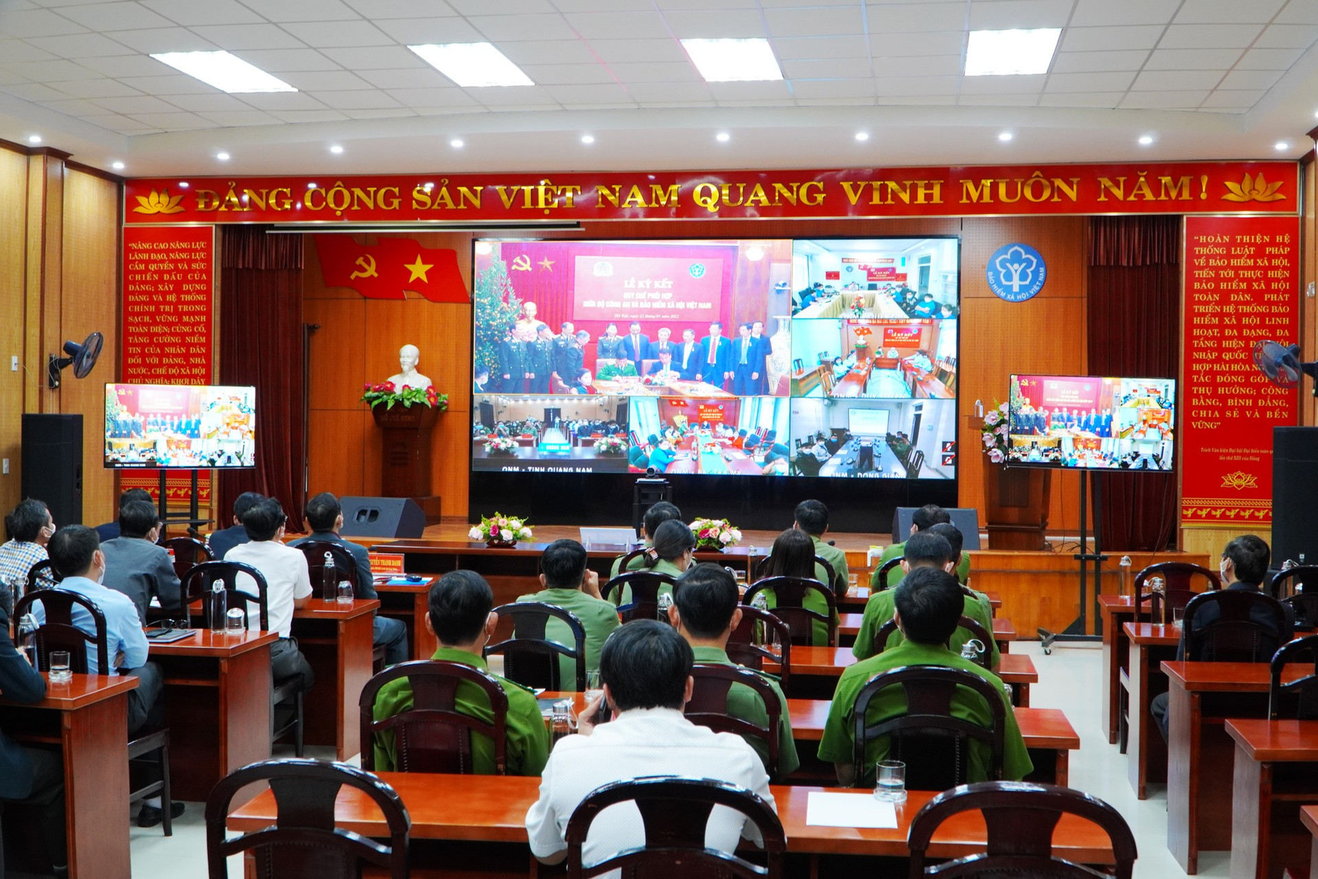 Lễ ký kết quy chế phối hợp trực tuyến giữa Bảo hiểm xã hội Việt Nam và Bộ Công an. Ảnh: D.L