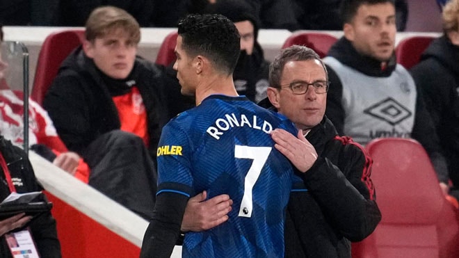 Huấn luyện viên Ralf Rangnick ôm Ronaldo thay cho lời mong mỏi cảm thông khi cầu thủ này rời sân trong trận Manchester United gặp Brentford ngày 19-1. Ảnh: Sky Sports