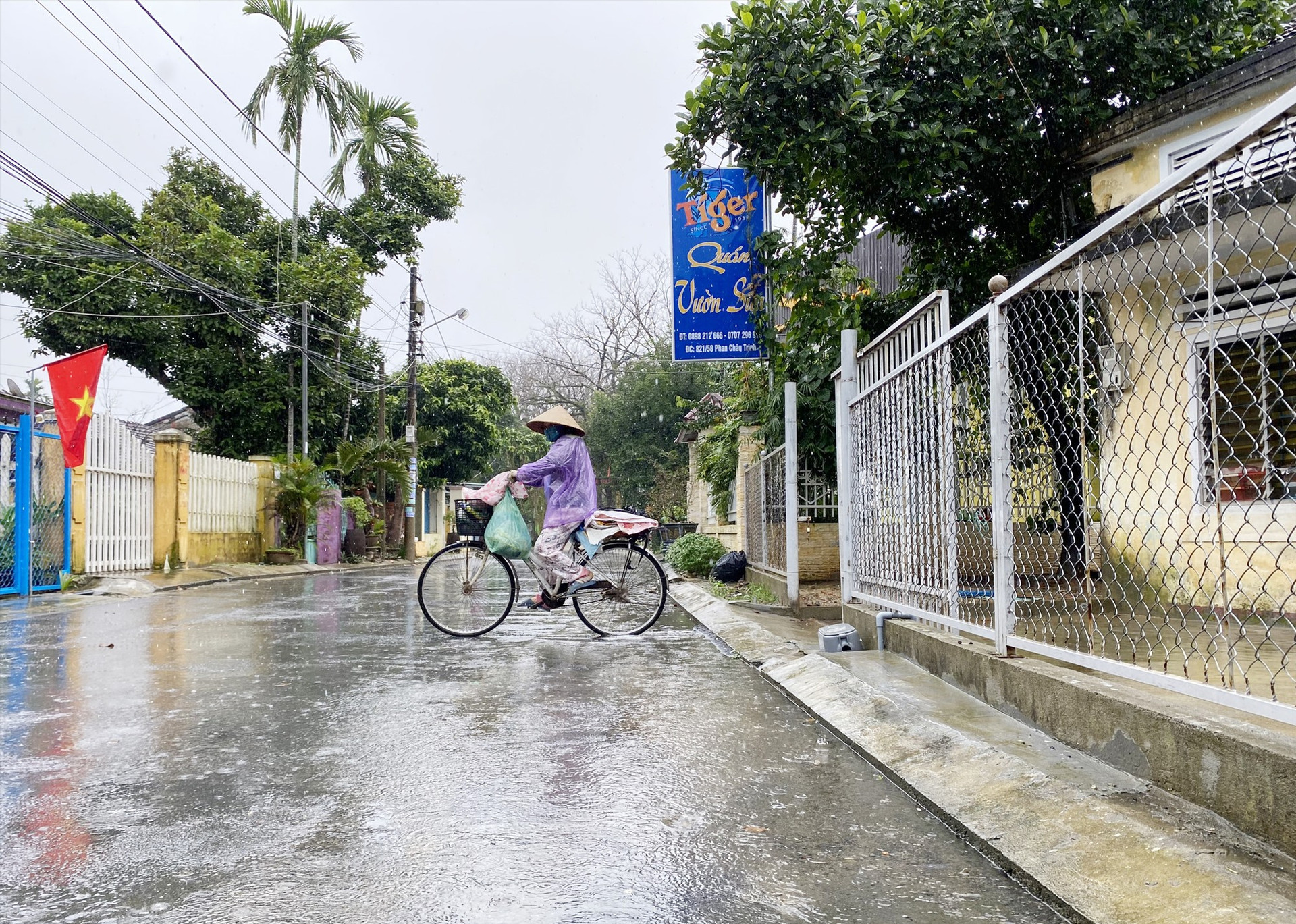 Khi tuyến đường Hương Trà được hoàn thiện hệ thống thoát nước, mùa mưa không còn bị ngập nước. Ảnh: BÙI HUÂN