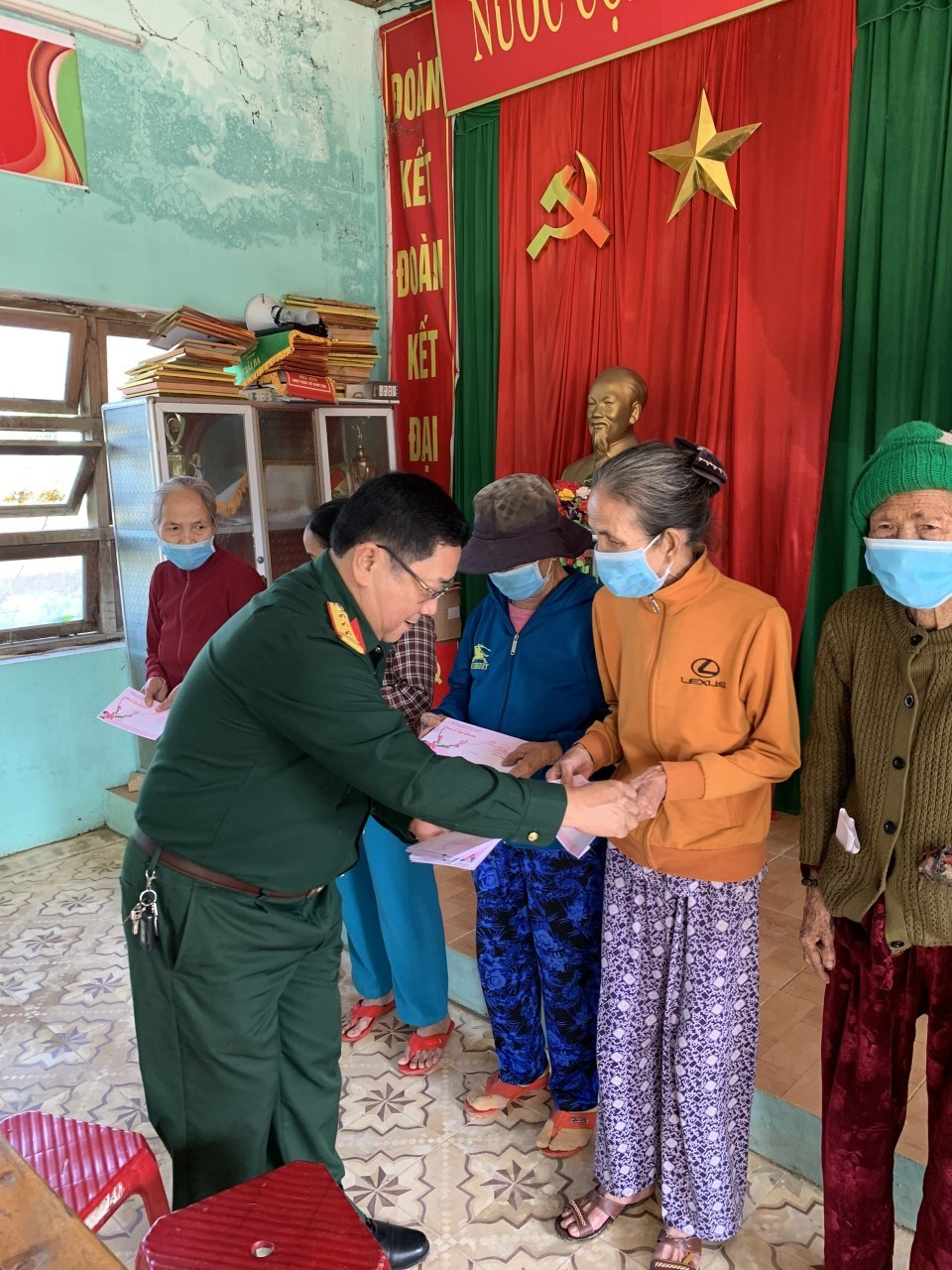 Ông Nguyễn Văn Viên trao quà hỗ trợ người già. Ảnh: D.L