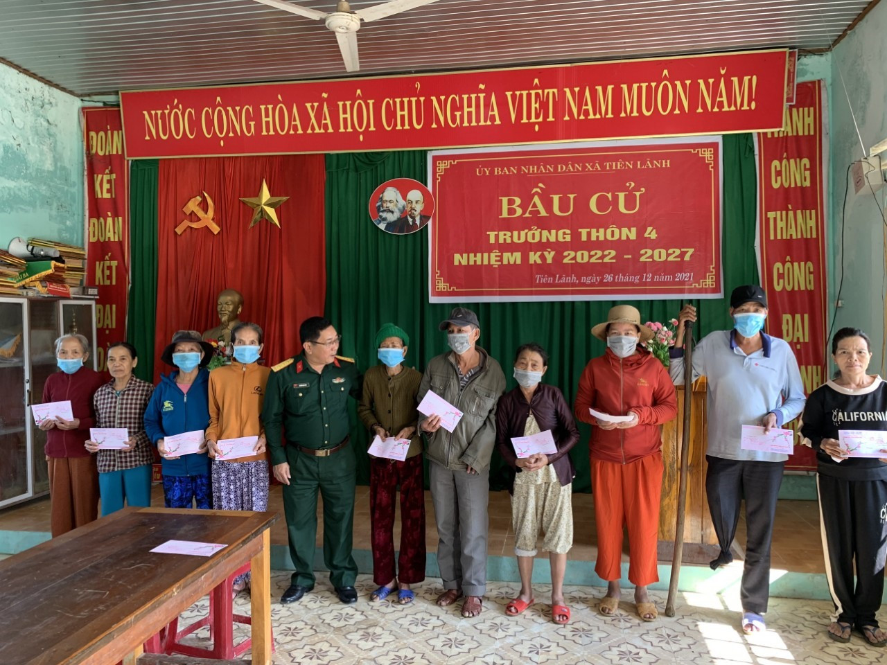 12 người già có hoàn cảnh khó khăn nhận quà từ ông Nguyễn Văn Viên. Ảnh: D.L