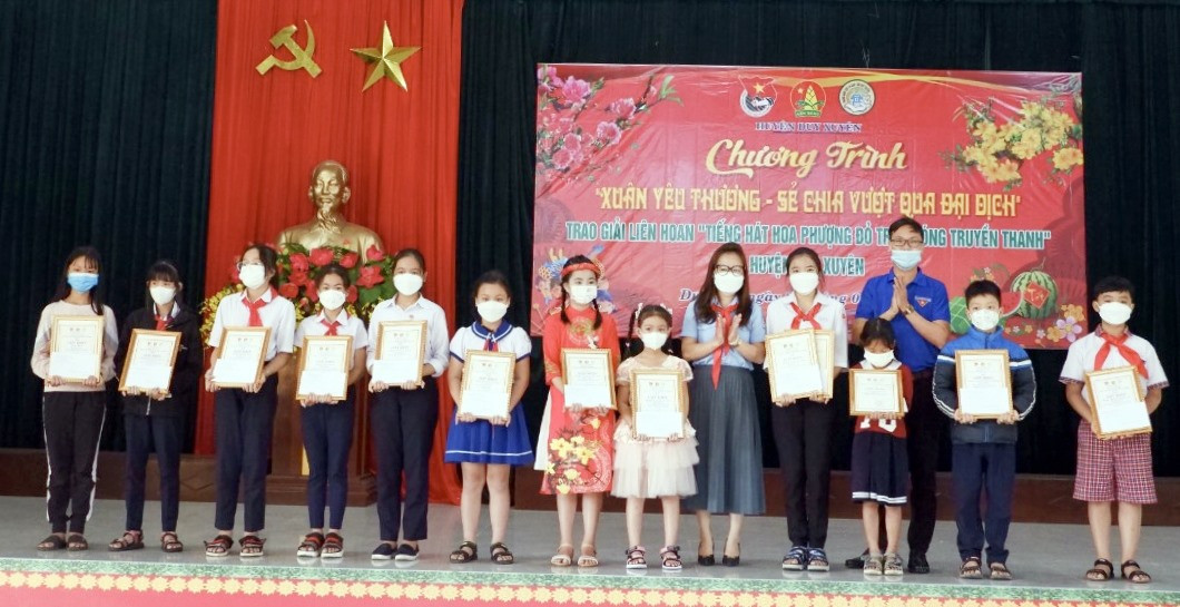 Hội đồng đội huyện trao giải cuộc thi Tiếng hát hoa phượng đỏ qua sóng truyền thanh.