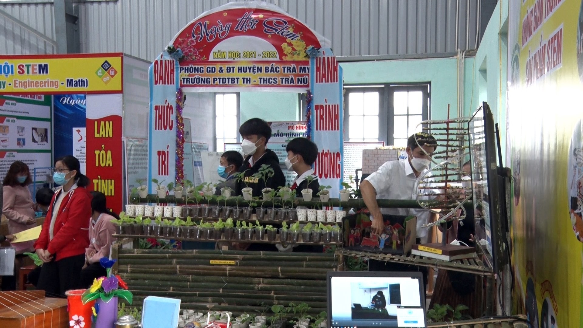 Các mô hình trưng bày tại “Ngày hội Stem” huyện Bắc Trà My.