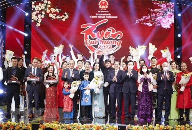 Chủ tịch nước Nguyễn Xuân Phúc cùng Phu nhân và các đồng chí Lãnh đạo Đảng, Nhà nước, Mặt trận Tổ quốc Việt Nam chung vui với kiều bào và nghệ sỹ tại Chương trình Xuân Quê hương năm 2022. (Ảnh: Thống Nhất/TTXVN)