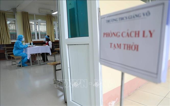 Diễn tập đón học sinh trở lại trường học trực tiếp. Ảnh: TTXVN