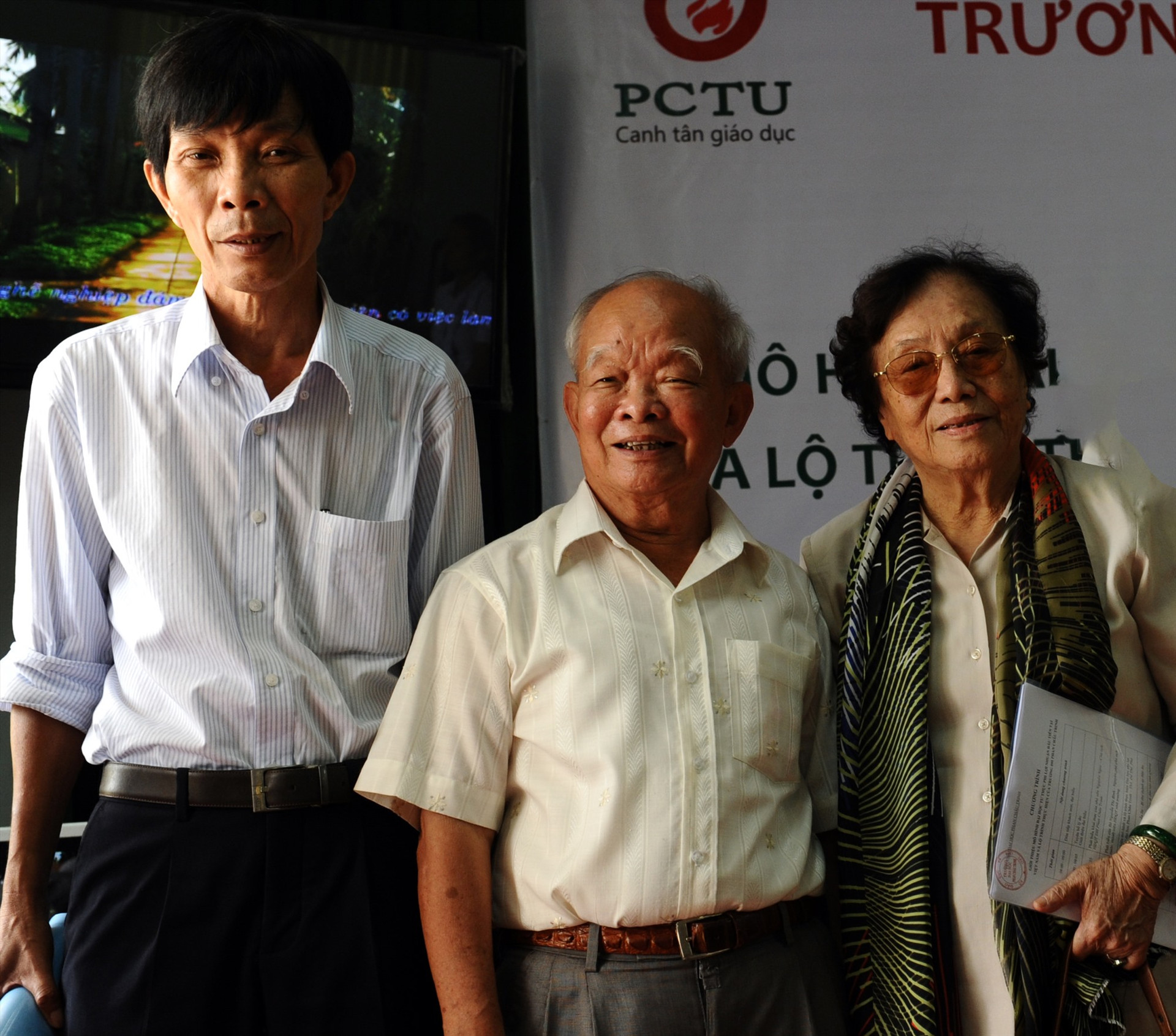 Ông Nguyễn Sự, nhà văn Nguyên Ngọc và bà Nguyễn Thị Bình (từ trái qua). Ảnh: MINH HẢI