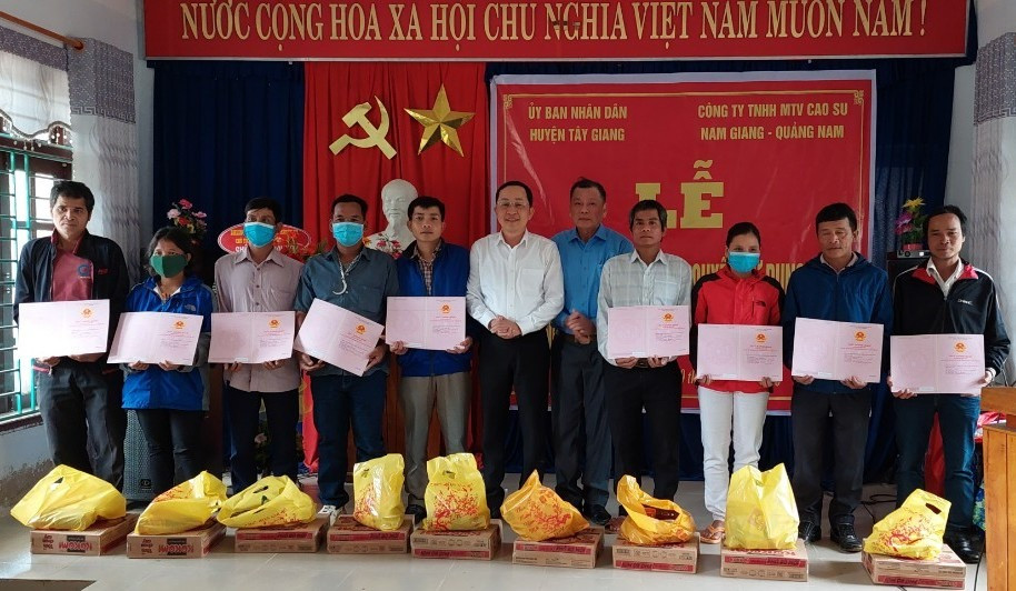 UBND huyện Tây Giang trao giấy chứng nhận quyền sử dụng đất trồng cây Cao su cho các hộ dân. Ảnh H.Thúy