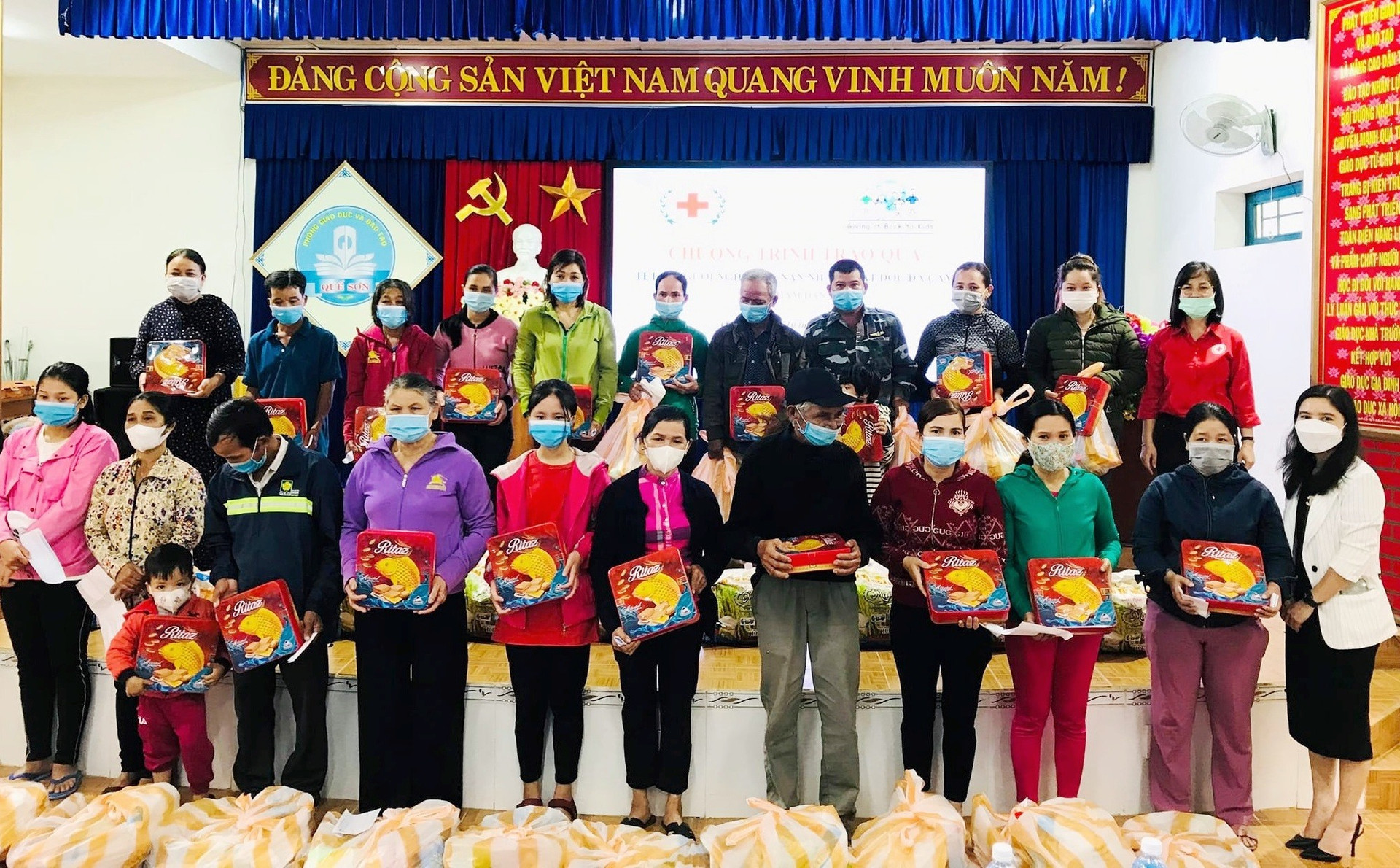 Hội CTĐ huyện Quế Sơn trao tặng quà cho người khó khăn. ảnh DT