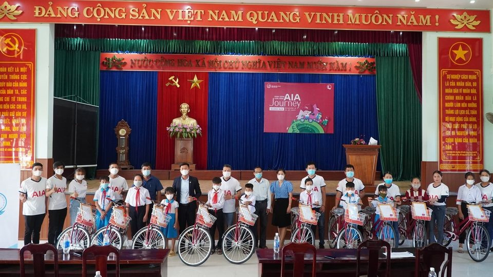 Học sinh Quảng Nam nhiều năm qua được hỗ trợ xe đạp đến trường từ AIA. Ảnh: D.L
