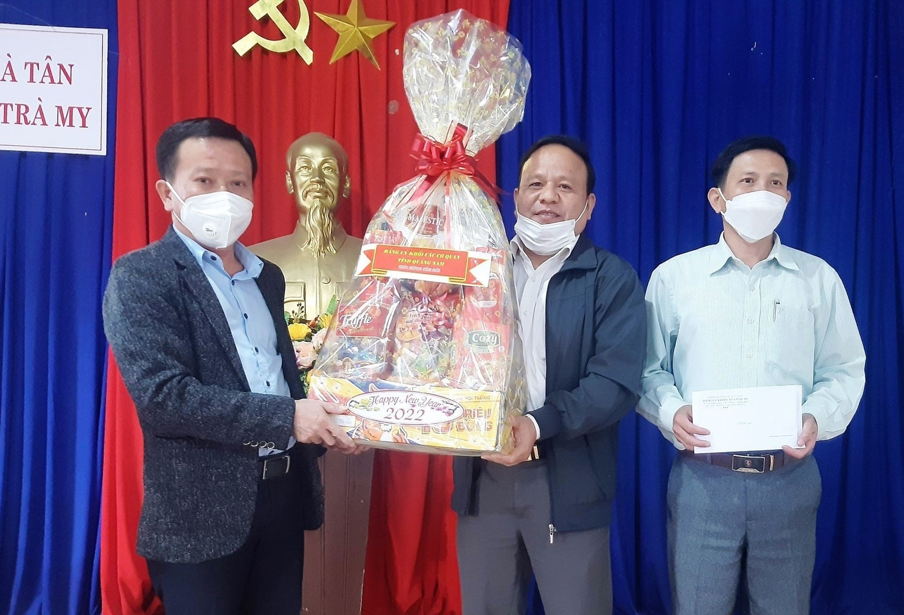 Ông Thái Bình - Bí thư Đảng ủy Khối các cơ quan tỉnh trao quà cho lãnh đạo xã Trà Tân. Ảnh: A.Đ