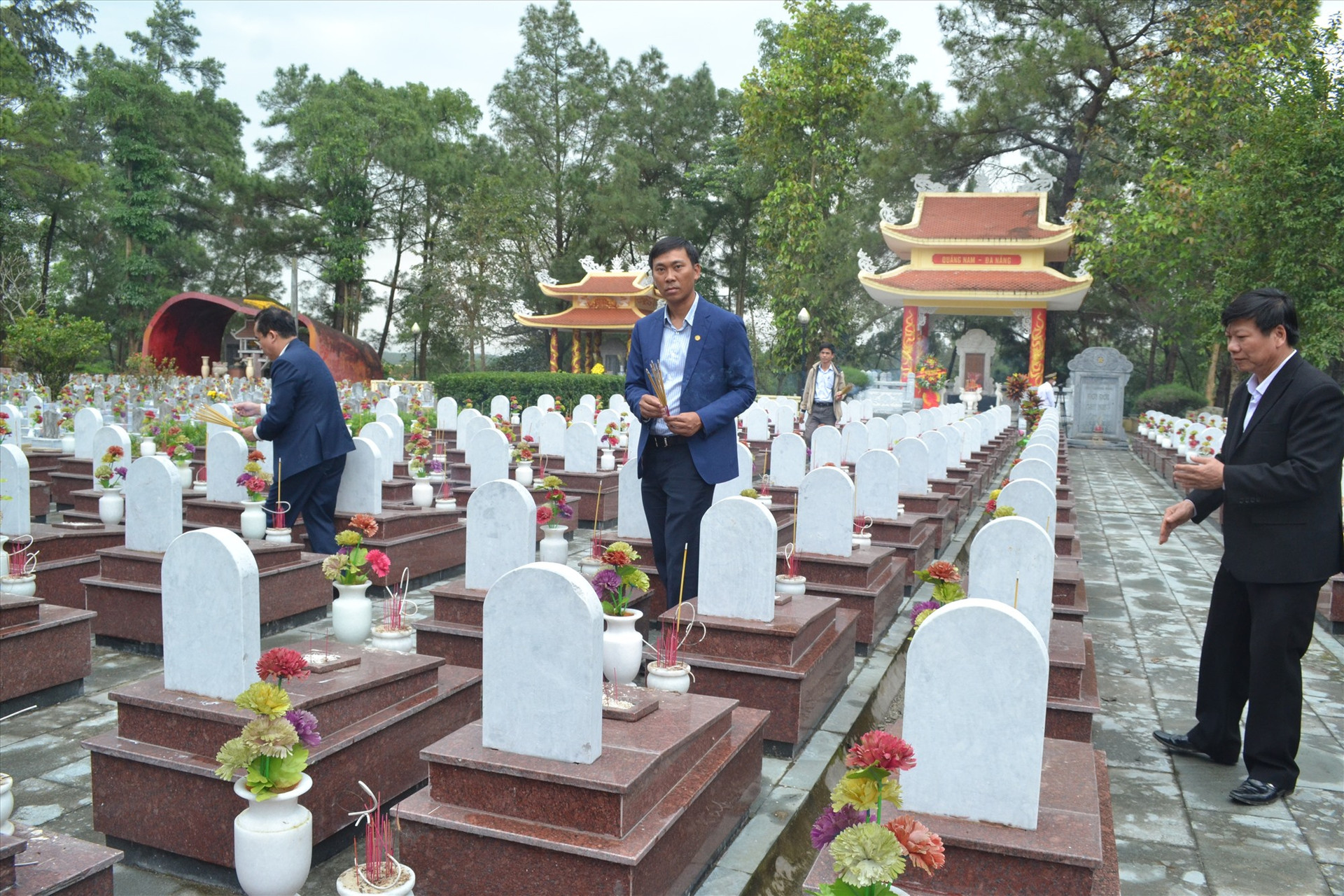 Đoàn công tác của tỉnh thắp nén nhang lên mộ các anh hùng liệt sĩ tại Khu mộ liệt sĩ quê hương Quảng Nam - Đà Nẵng. Ảnh: Q.VIỆT