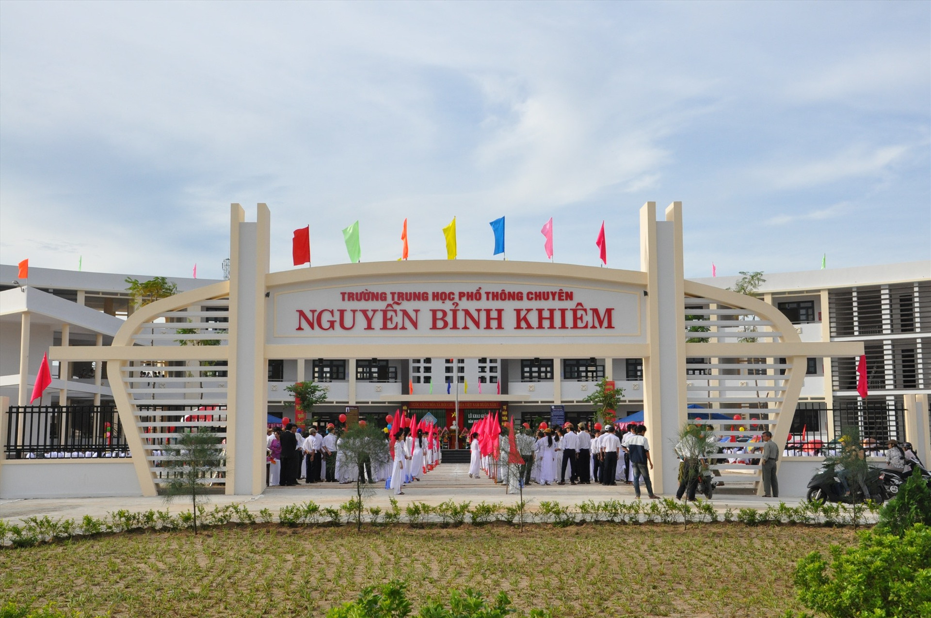 Sau 20 năm thành lập, Trường THPT chuyên Nguyễn Bỉnh Khiêm đã để lại dấu ấn trong đào tạo nhân tài cho đất nước. Ảnh: X.P