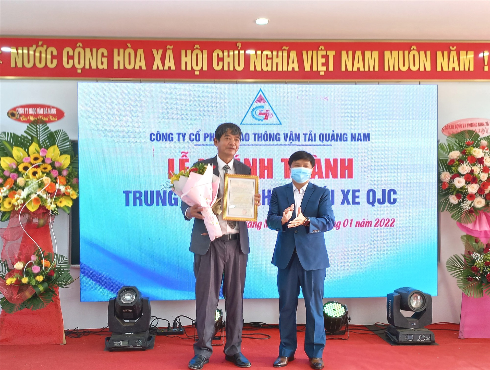 Trao giấy chứng nhận đủ điều kiện hoạt động SHLX do Tổng Cục đường bộ Việt Nam cấp cho trung tâm. Ảnh: CT