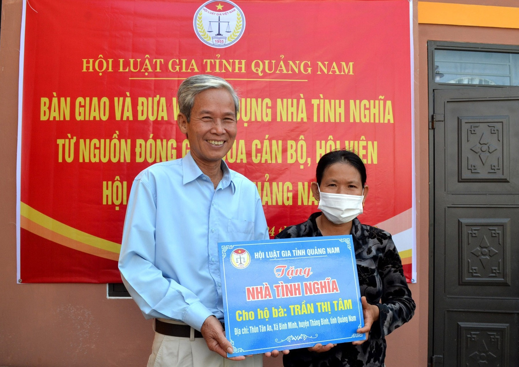 Bà Trần Thị Tâm nhận ngôi nhà tình nghĩa của Hội Luật gia Quảng Nam. Ảnh: Q.VIỆT