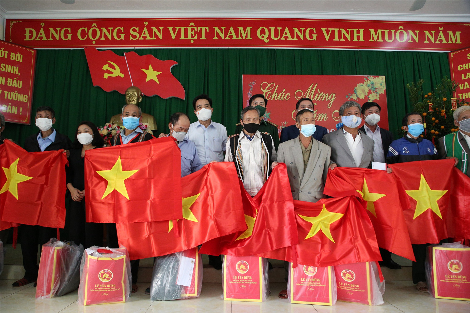 Các già làng vùng cao Nam Giang nhận cờ Tổ quốc từ Báo Người Lao động. Ảnh: A.N