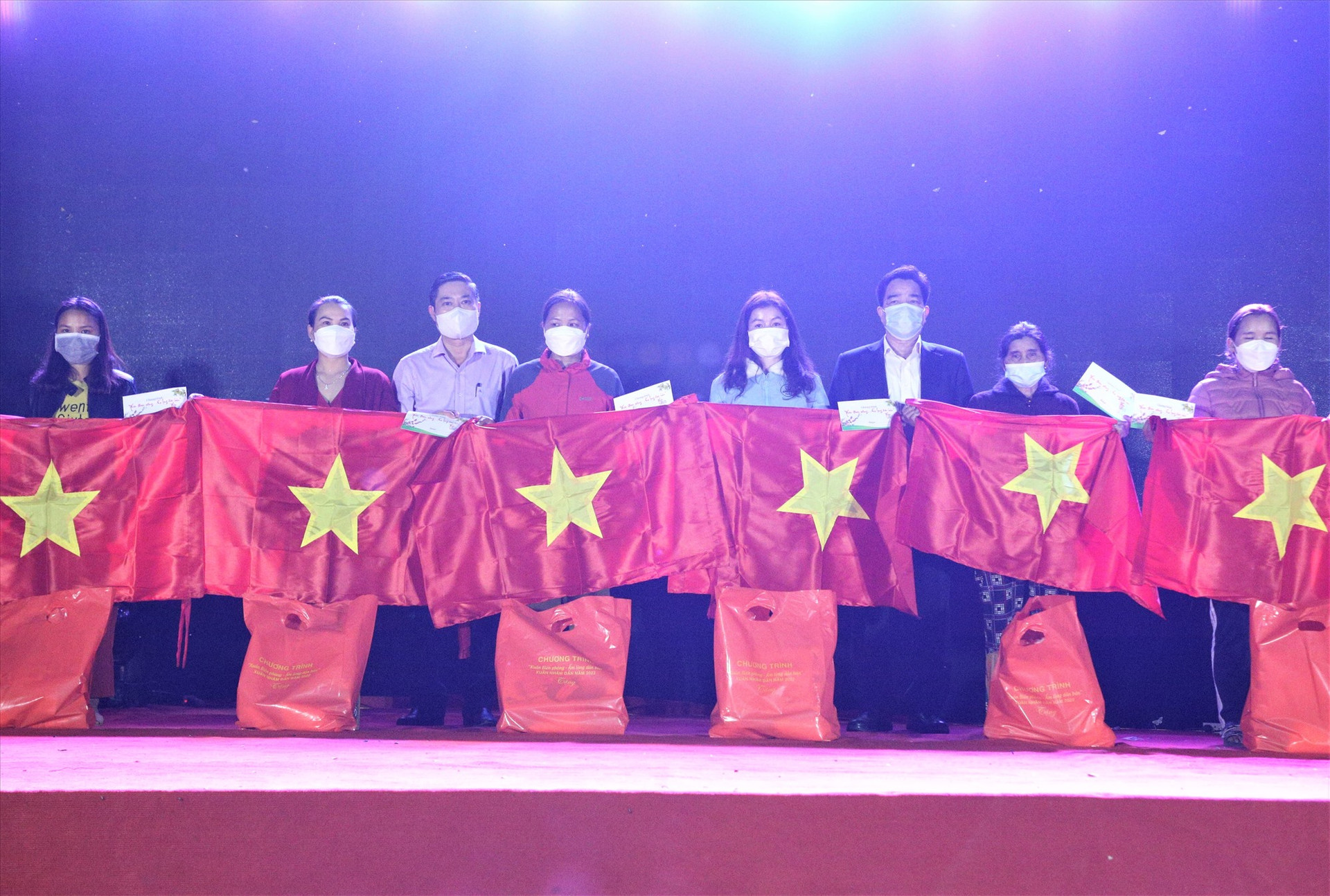 Lãnh đạo tỉnh trao cờ Tổ quốc cho người dân nhân chương trình “Xuân biên phòng - Ấm lòng dân bản” tổ chức vào tối qua 23.1. Ảnh: A.N