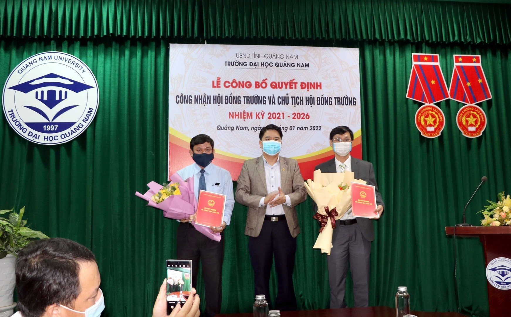 Phó Chủ tịch UBND tỉnh Trần Văn Tân trao Quyết định công nhận Hội đồng trường và Chủ tịch Hội đồng trường. Ảnh: CHÂU HÙNG