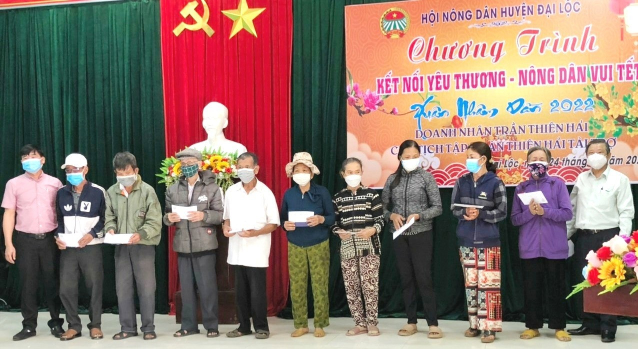 Trao quà của doanh nhân Trần Đăng Hải tặng cho nông dân nghèo xã Đại Đồng. Ảnh: CT