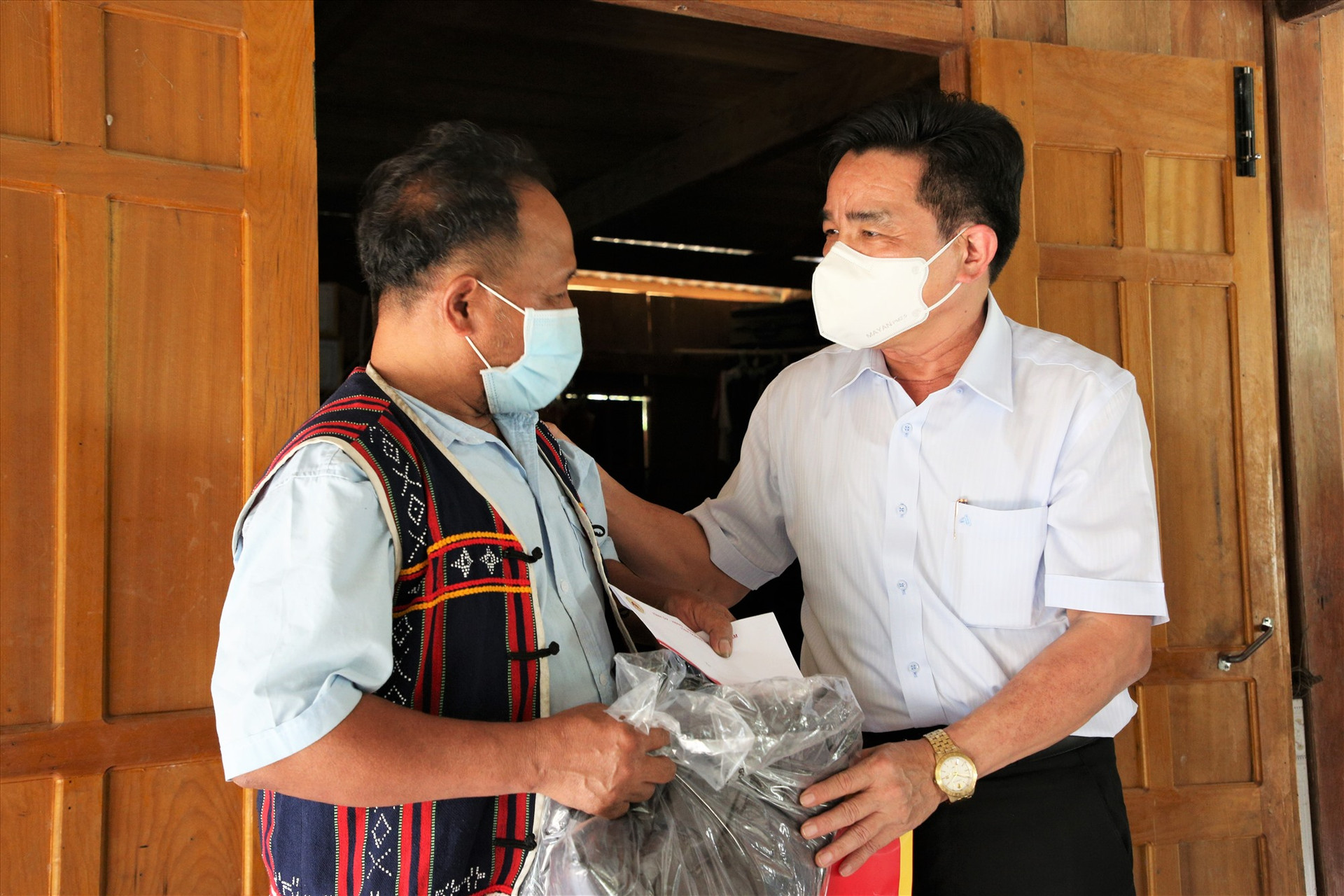 Phó Bí thư Thường trực Tỉnh ủy thăm, động viên già làng Hiên Hảo ở xã Đắc Pre. Ảnh: Đ.N