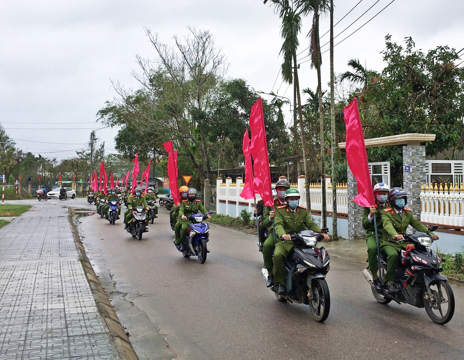 Công an huyện Phú Ninh ra quân tuyên truyền đảm bảo an ninh trật tự và cao điểm tấn công, trấn áp các loại tội phạm dịp Tết. Ảnh: Đ.C