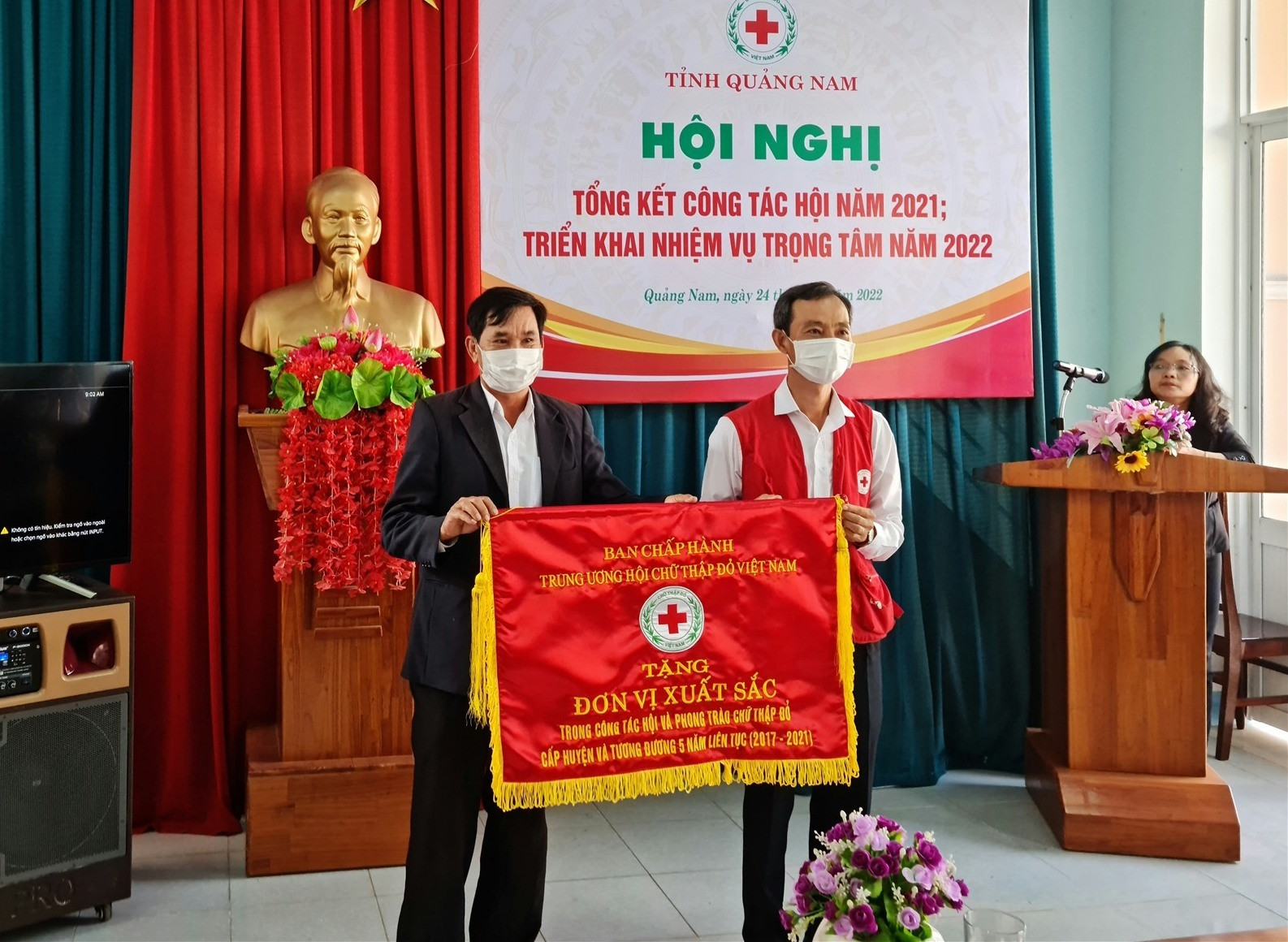 Trao tặng cờ thi đua xuất sắc của Trung ương Hội CTĐ cho Hội CTĐ huyện Núi Thành. Ảnh: H.LIÊN