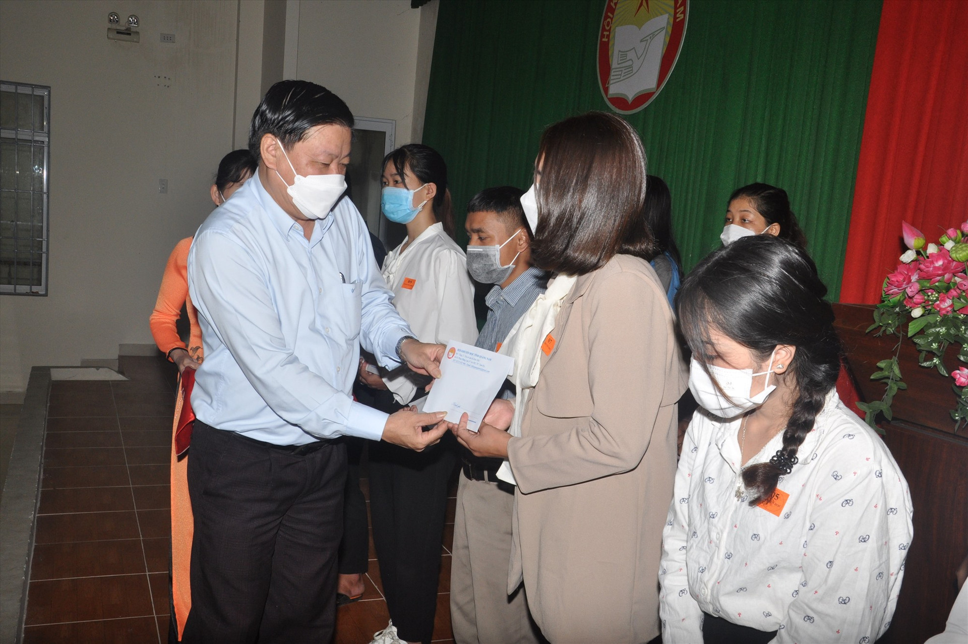 Ông Lê Thái Bình - Phó Chủ tịch Ủy ban MTTQ Việt Nam tỉnh trao học bổng cho sinh viên. Ảnh: X.P