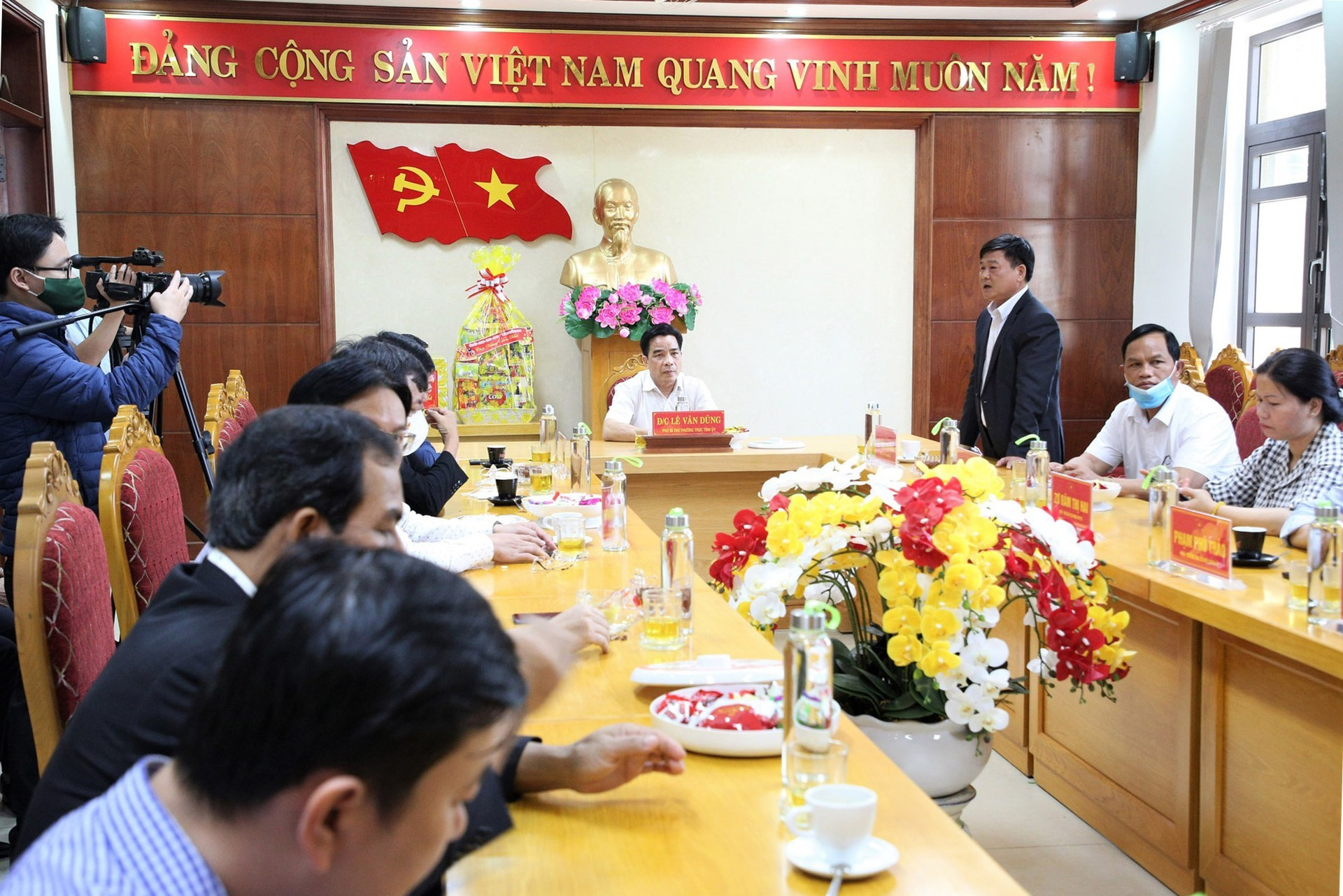 Bí thư Huyện ủy Nam Giang báo cáo kết quả thực hiện nhiệm vụ công tác của địa phương năm 2021 với đoàn công tác của tỉnh. Ảnh: A.N