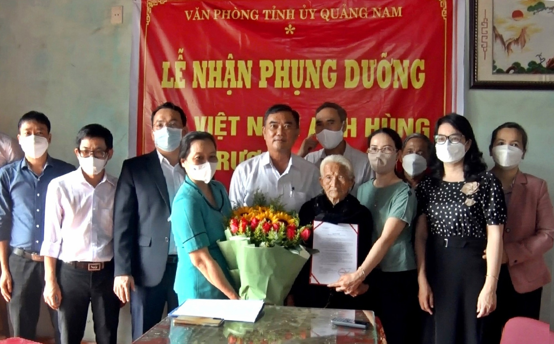 Văn phòng Tỉnh ủy phụng dưỡng Mẹ Trương Thị Bé với mức hỗ trợ 1 triệu đồng/tháng nhằm giúp Mẹ sống vui, sống khỏe. Ảnh: Đ.V