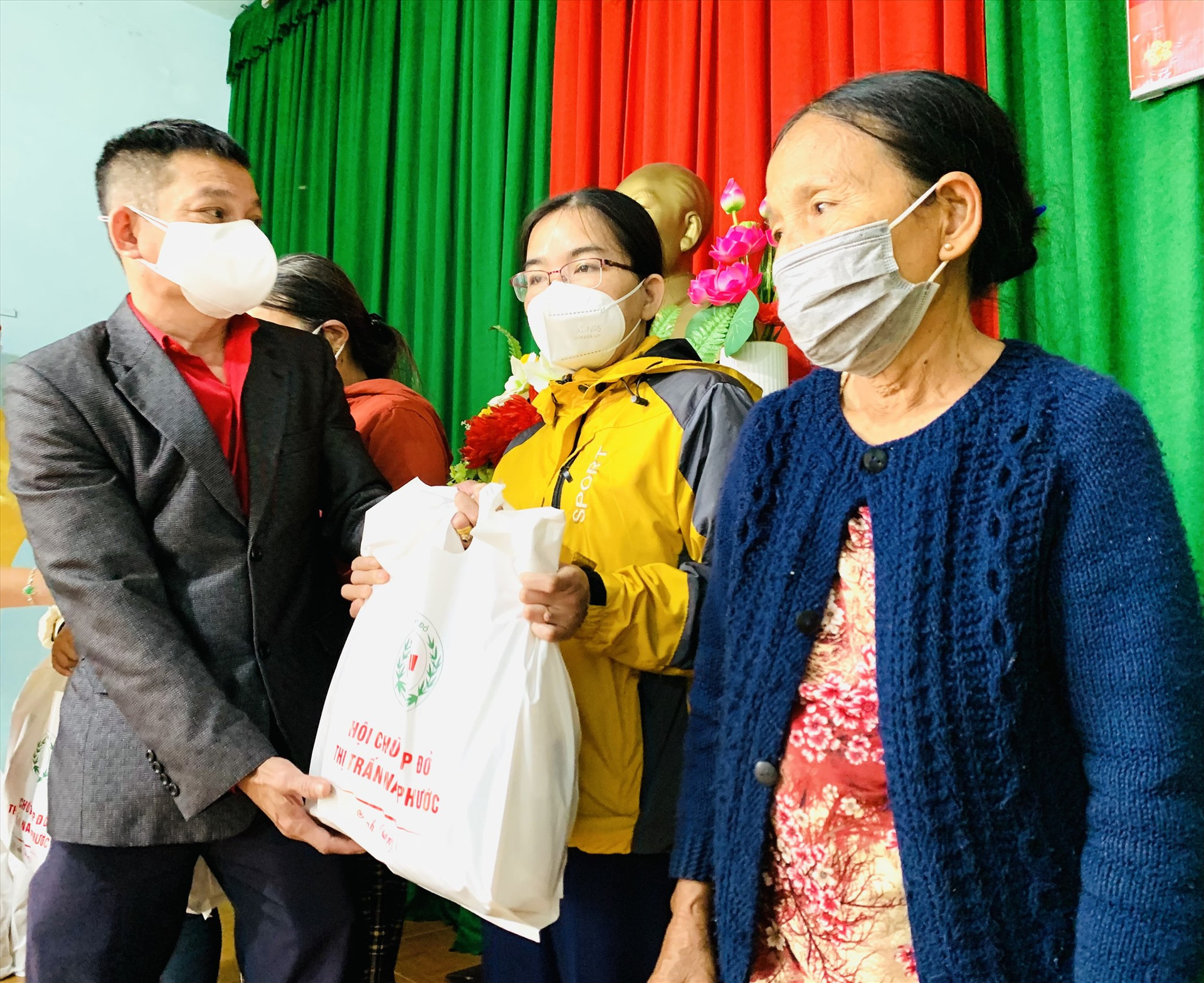 Đại diện Hội Chữ thập đỏ thị trấn Nam Phước (Duy Xuyên) tặng quà cho gia đình khó khăn.  Ảnh: T.L