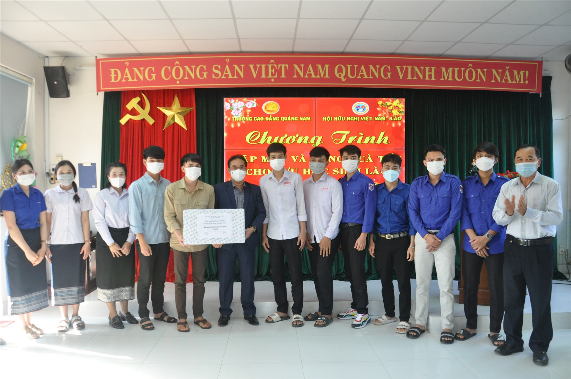 Phó Chủ tịch UBND tỉnh Trần Anh Tuấn tặng quà cho lưu học sinh Trường Cao đẳng Quảng Nam. Ảnh: X.P