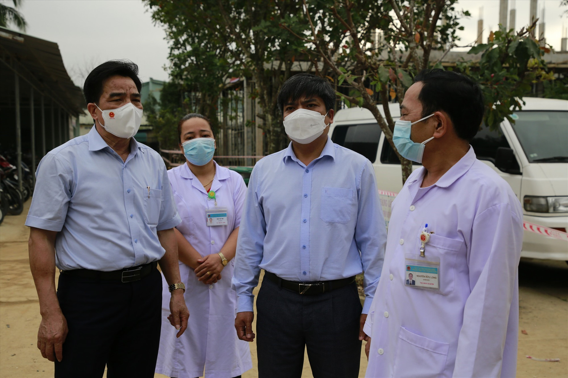 Đồng chí Lê Văn Dũng thăm hỏi, động viên đội ngũ lãnh đạo, y bác sĩ Trung tâm Y tế Phước Sơn. Ảnh: T.C