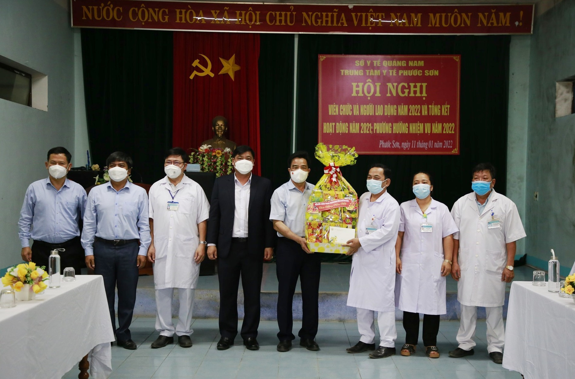 Đoàn công tác tặng quà cho Trung tâm Y tế huyện Phước Sơn. Ảnh: T.C