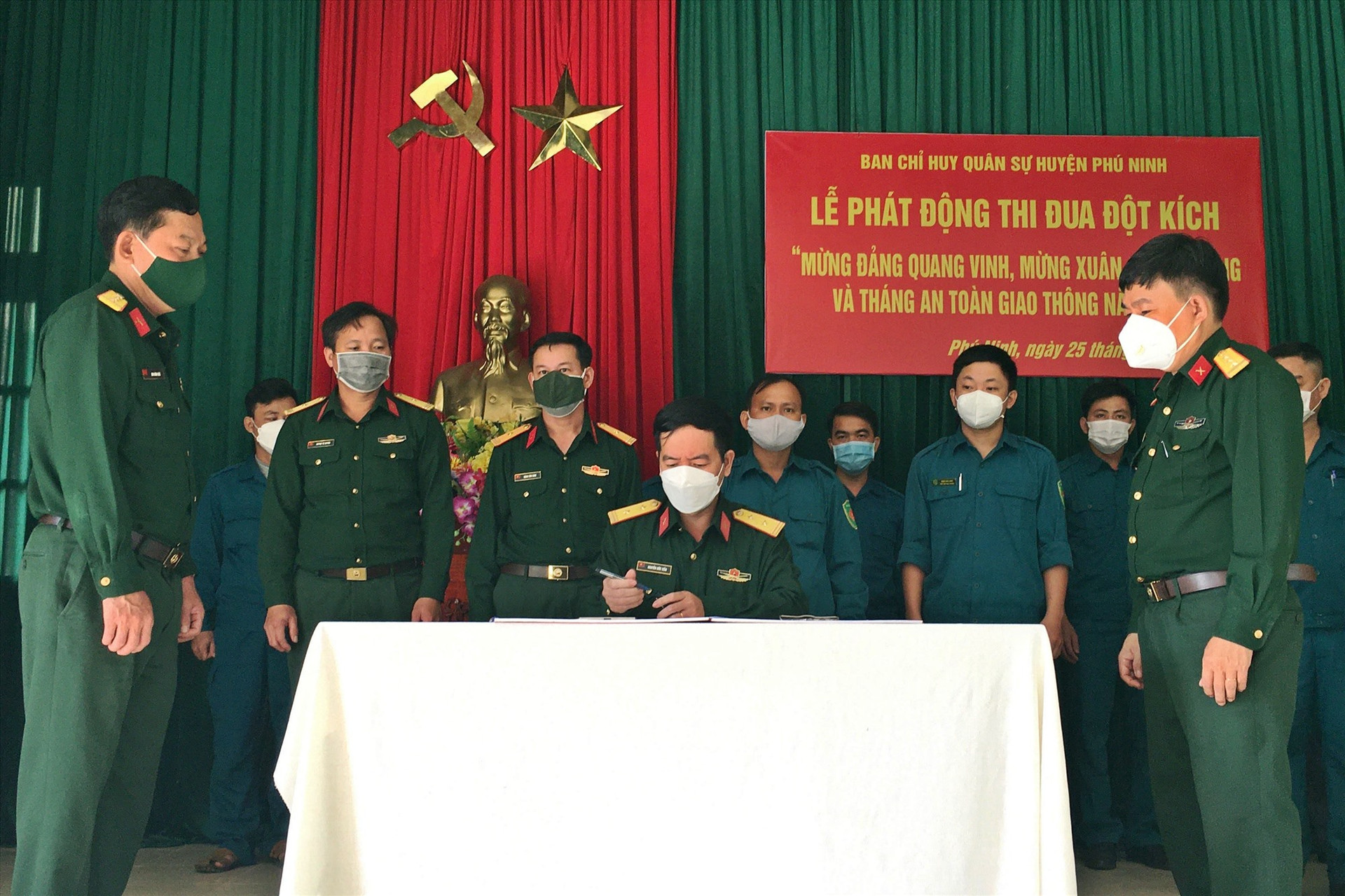 Các đơn vị vũ trang huyện Phú Ninh ký kết giao ước thi đua. Ảnh: Đ.C